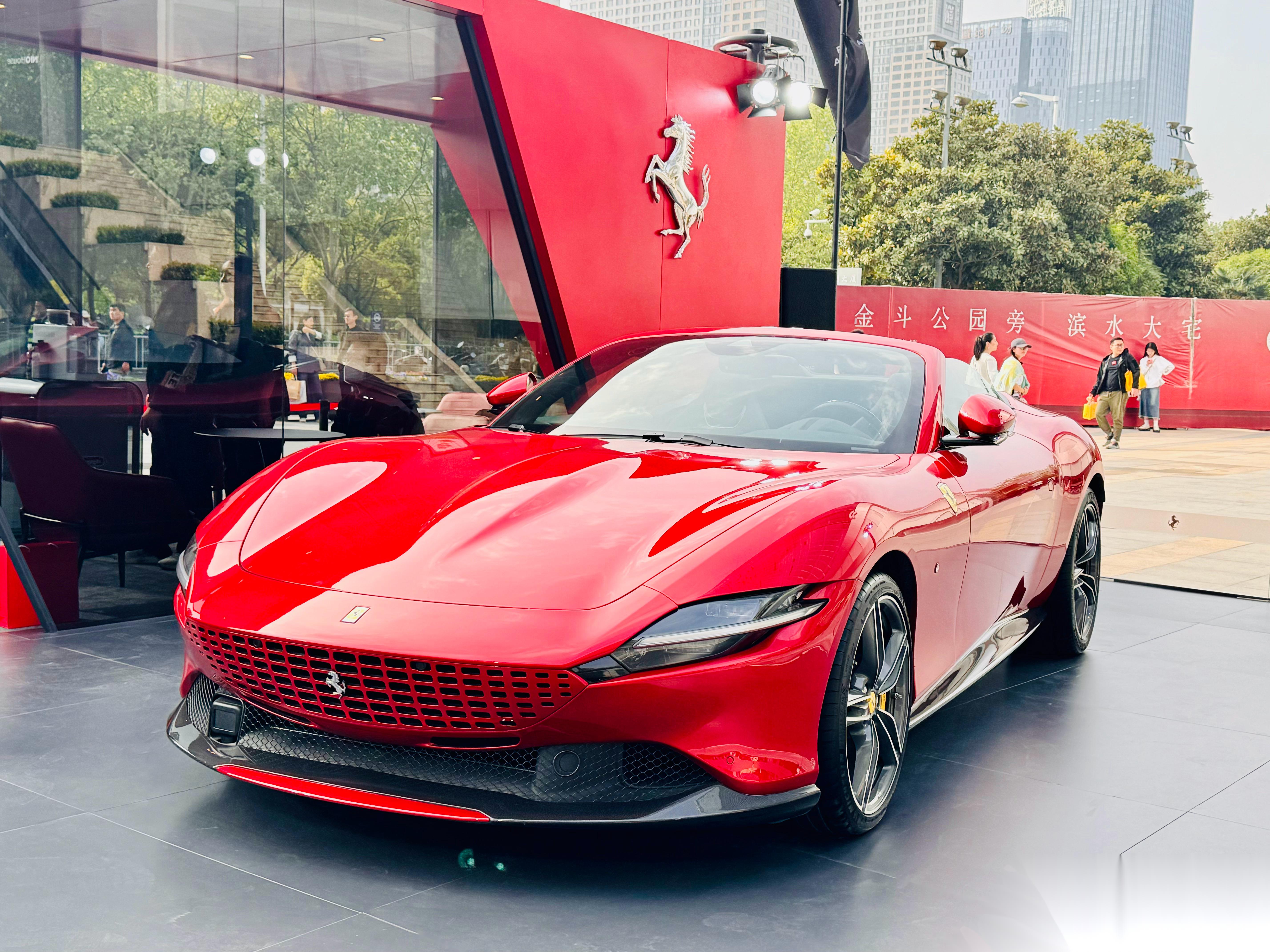 近距离接触目前法拉利在售车型的最好机会,最帅的还是812gts!真的太有