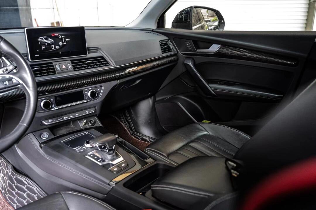 你的奥迪q5l改装的那种纹路款式的内饰条