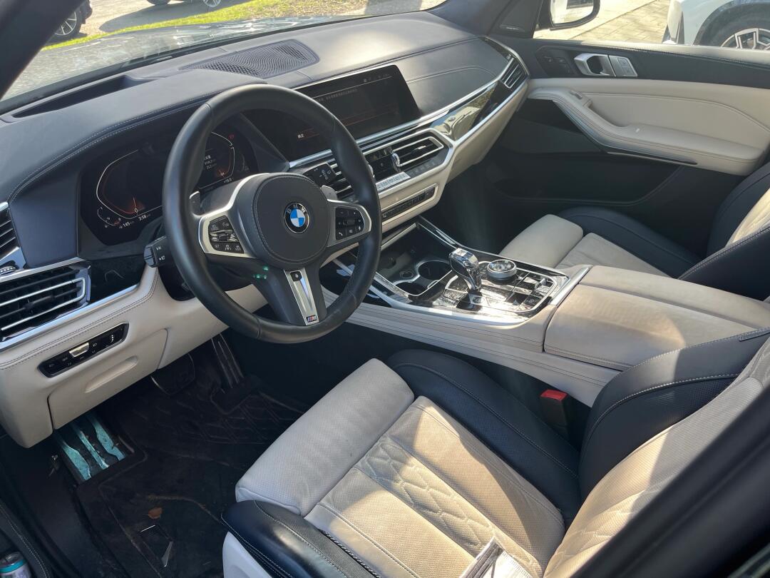 2022宝马x7 xdrive 40i, 6座,顶配