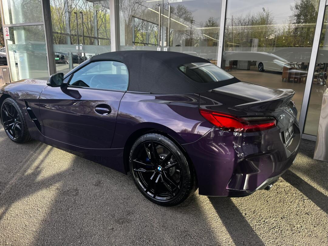 bmw宝马z4 sdrive25i m运动耀夜套装 闪电紫/黑色带蓝色缝线 选装