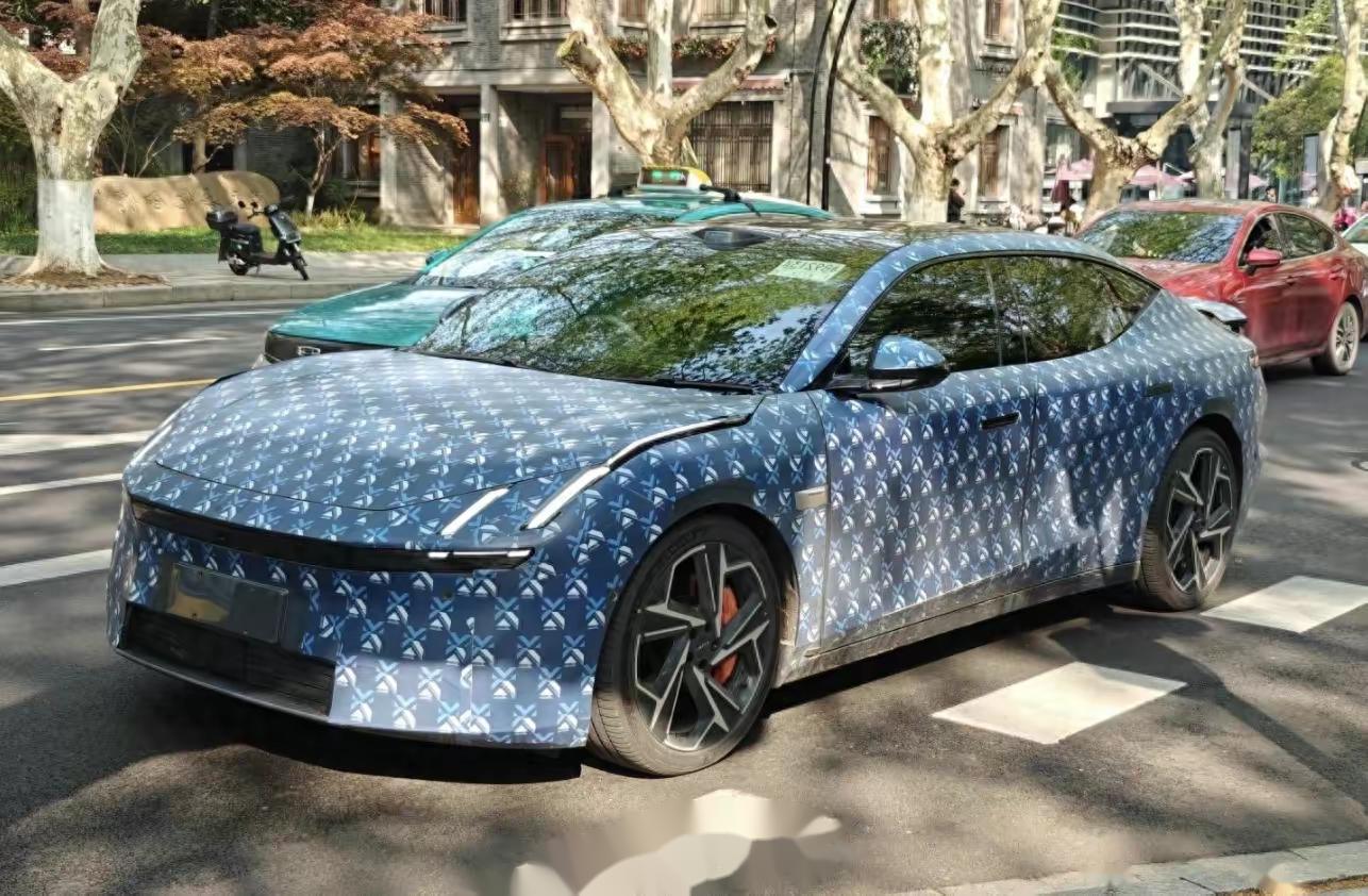 全新领克zero的路试谍照,新车定位猎装纯电轿车,可以简单把它看做是