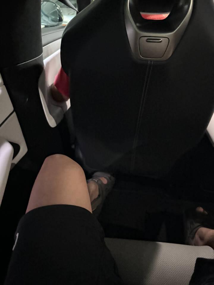 小米su7试坐了一下,后排腿部空间非常宽敞,就是头部离顶部玻璃比较近