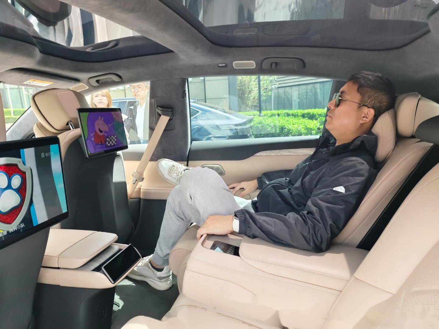 此时此刻,我正在坐在2024款et7的后排去往机场路上,随便叭几句 我一直