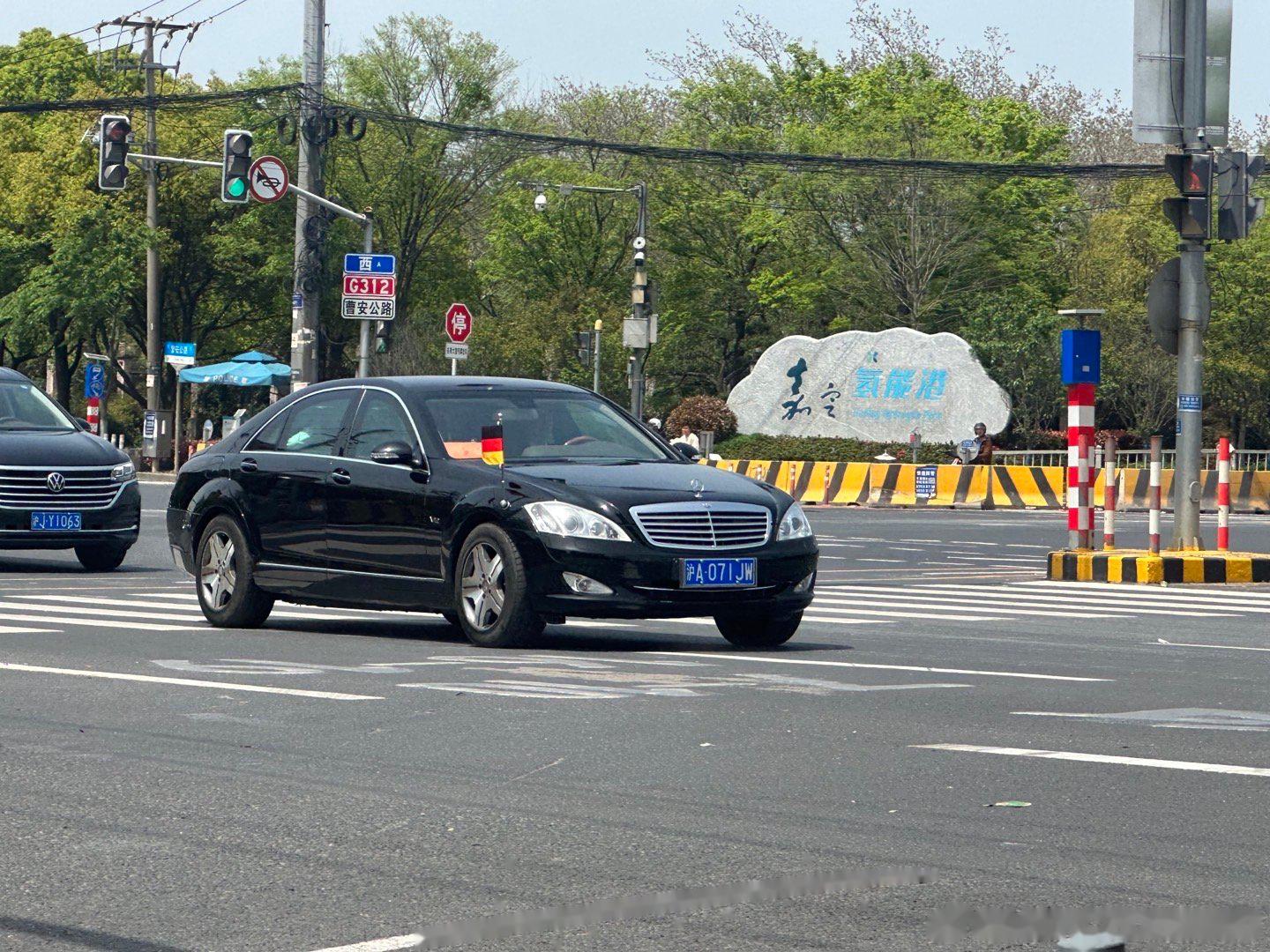 可能是在上海离德国总理最近的一次 s600 v12 w221 guard 好帅