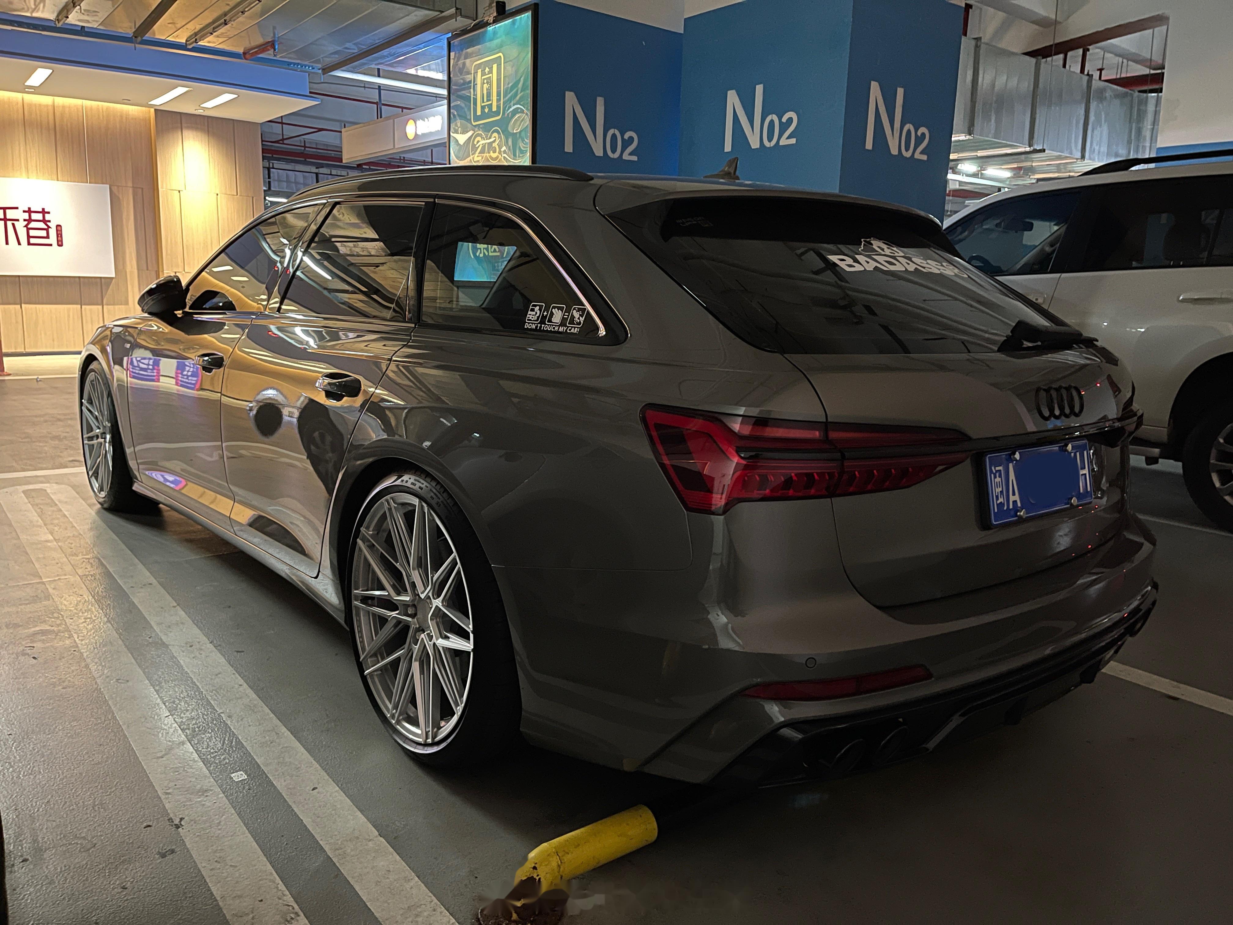 奥迪a6 avant(c8) 这一代a6前脸就真心一般,全黑格栅的比较运动,好看