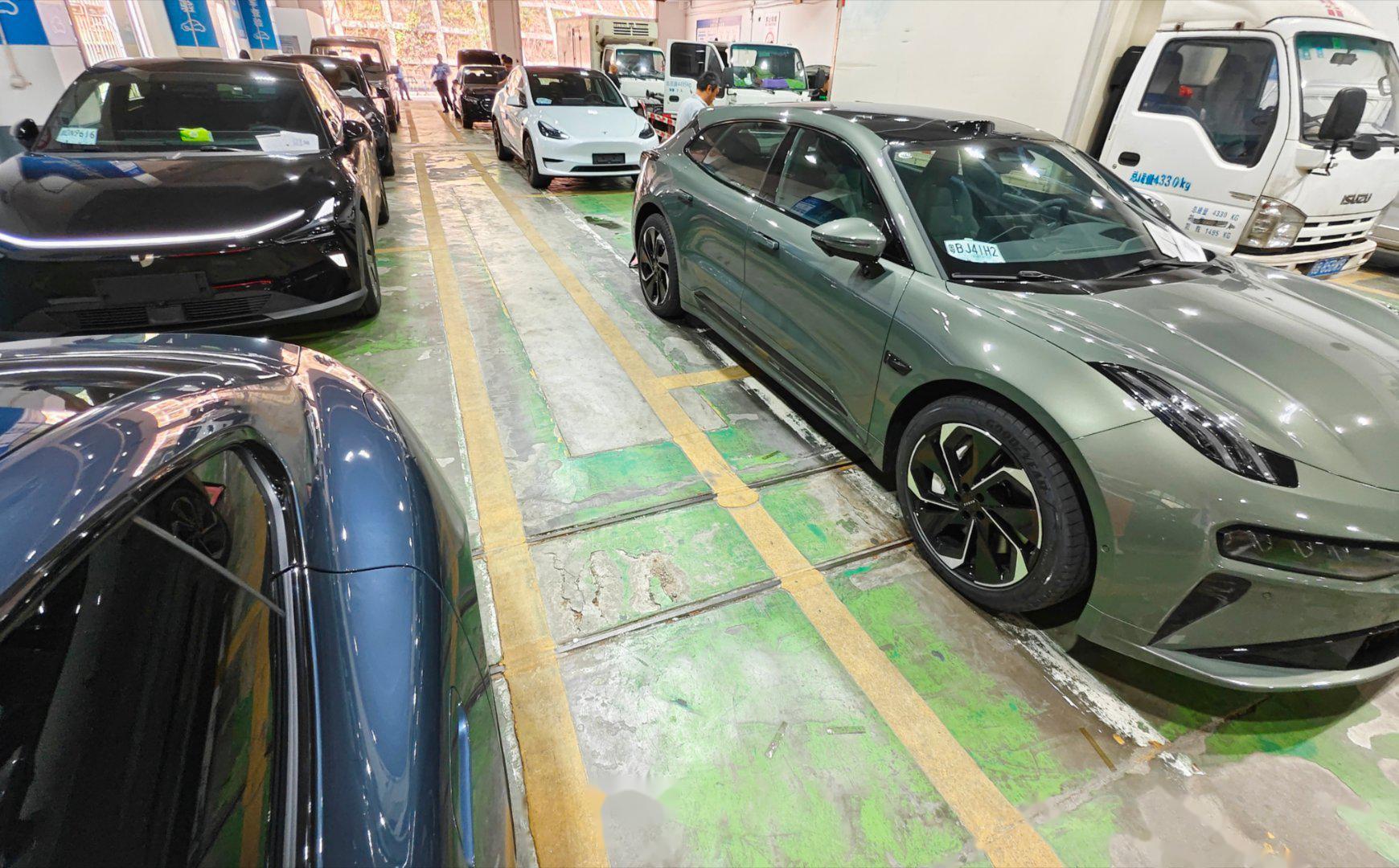 来给小米su7验车 身边一辆极越01 一辆极氪001 两辆特斯拉毛豆3 我的