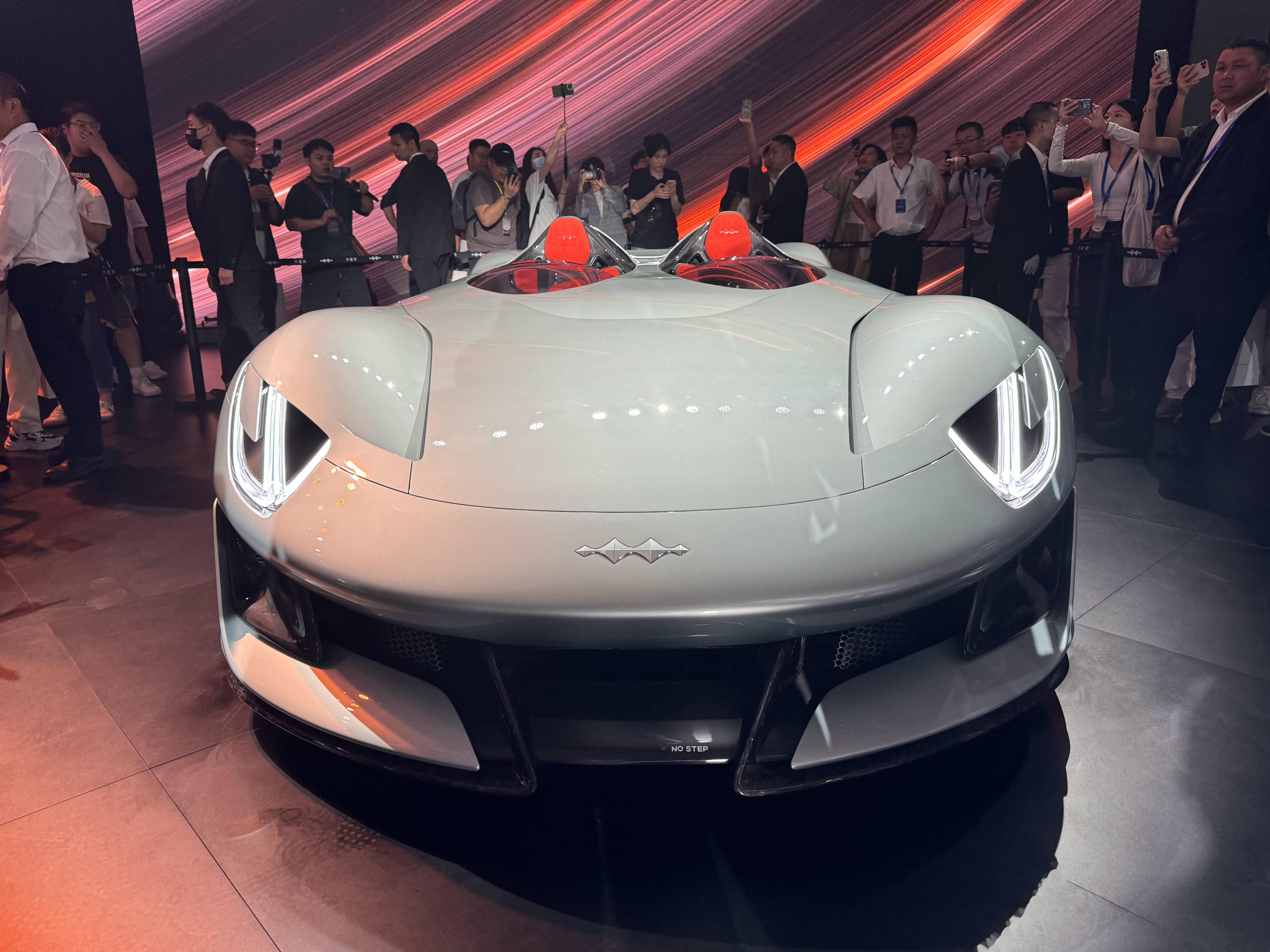 9来了,定位纯电动跑车,整体设计十分超前,由比