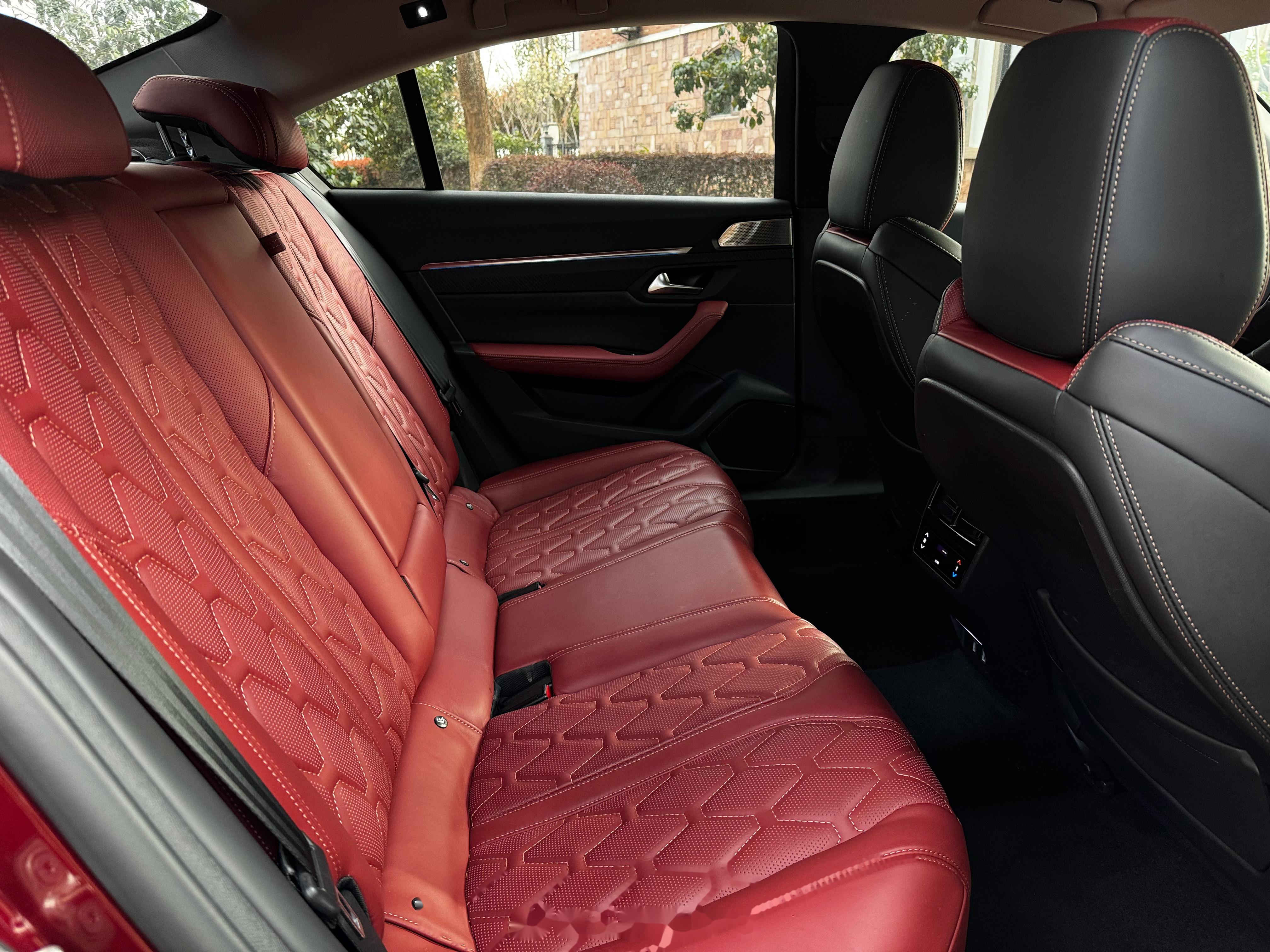 东航空客a330座椅还是硬挺,跟我的508l一样,屁股刚坐上去第一印象不好