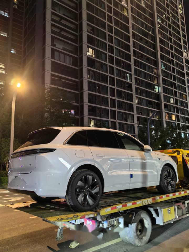 理想l6实车被拍 白白胖胖还挺耐看 感觉理想对其宣传很低调 好像都没