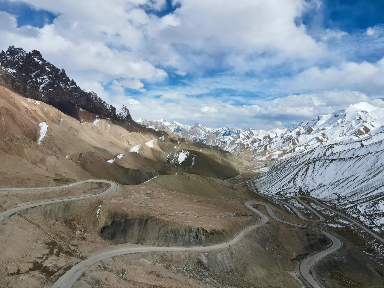 都说昆仑乃万山之祖,因为它太长太高太巨大了,东起青海省境