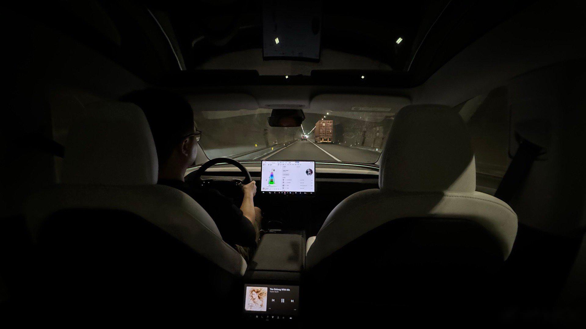 特斯拉焕新model3这个氛围灯 你们觉得设计的如何 我感觉还不错 恰到