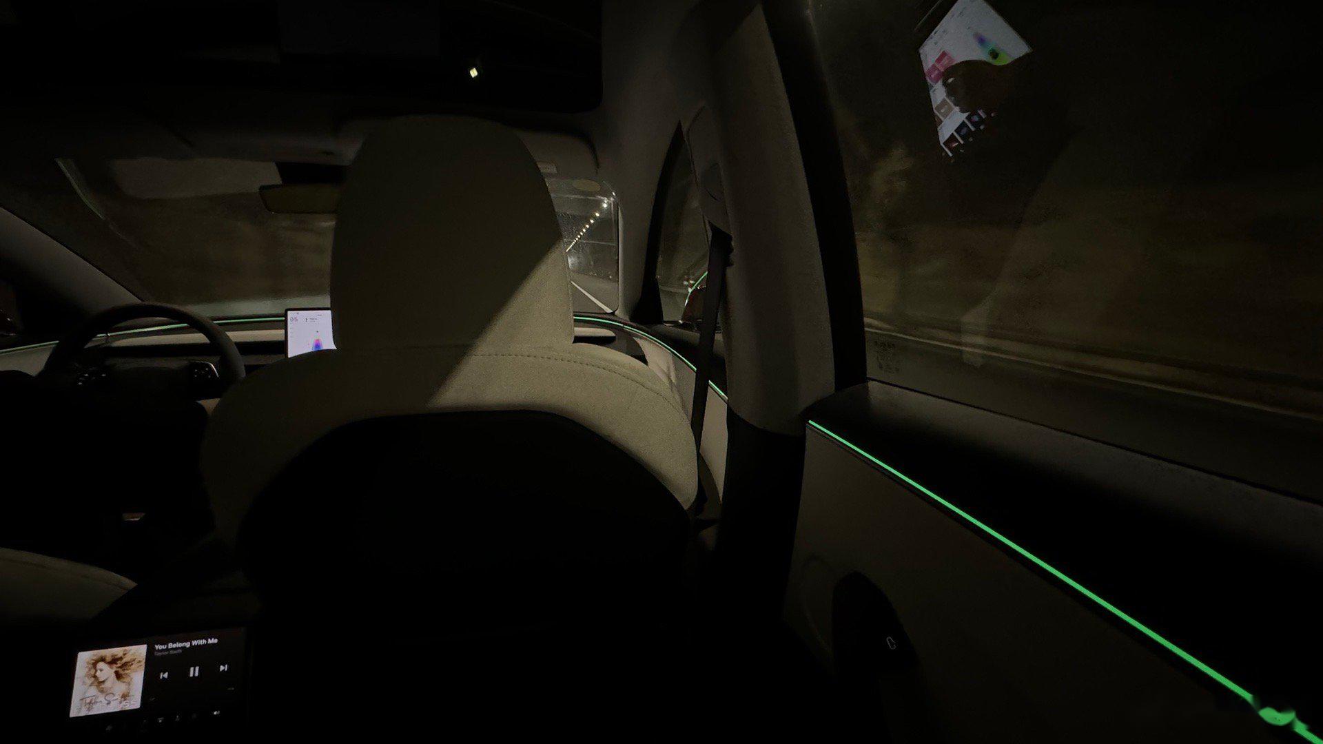 特斯拉焕新model3这个氛围灯 你们觉得设计的如何 我感觉还不错 恰到