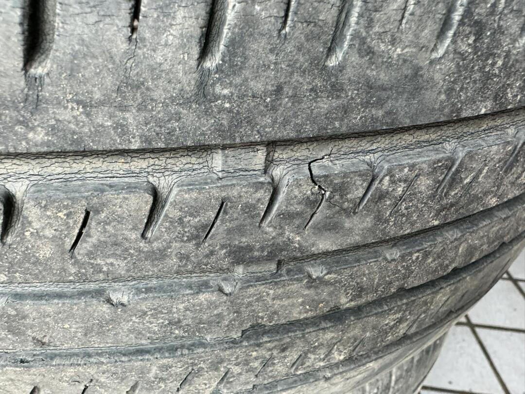 思域原车轮胎用了六年多了,已经开始裂纹,看了很多轮胎,最终还是选择