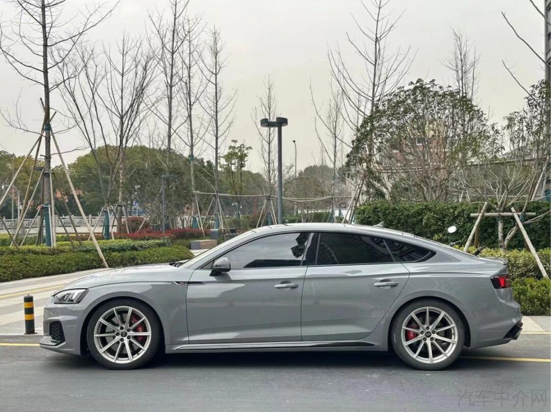 奥迪rs5 sportback,20年上牌, 四门 2.