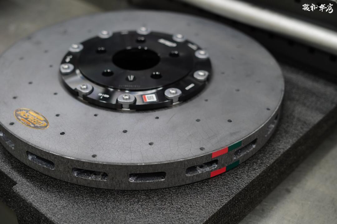 奥迪rs6升级碳陶瓷刹车盘