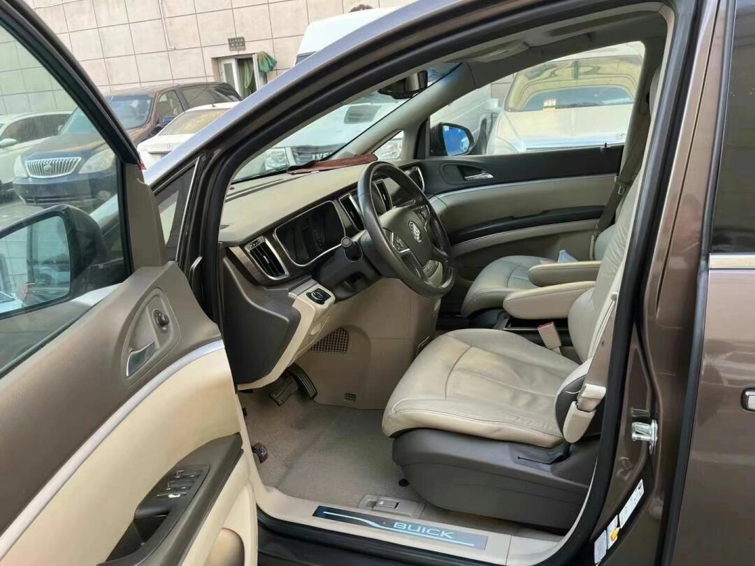 13年3月,7座商务别克gl8,3.0xt豪华商务旗舰版,新车指导价39.