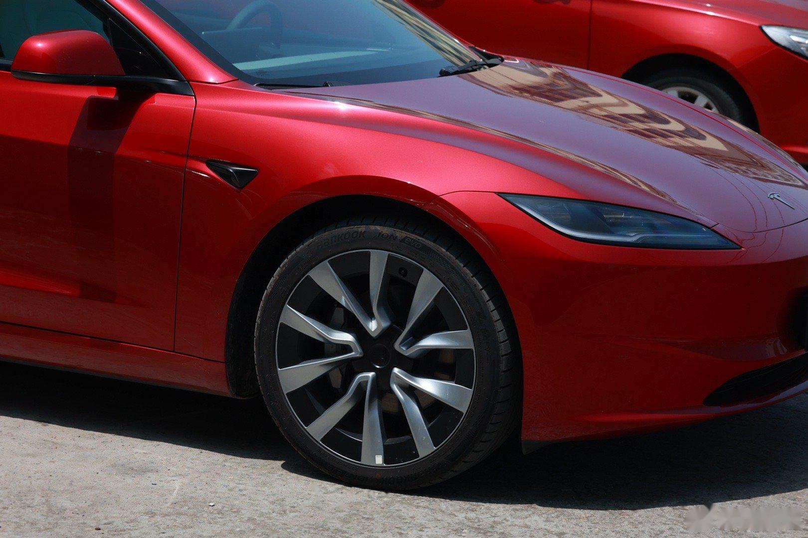 焕新版model 3还得是烈焰红 好看 搭配白内饰 好看好看 #特斯拉##微博