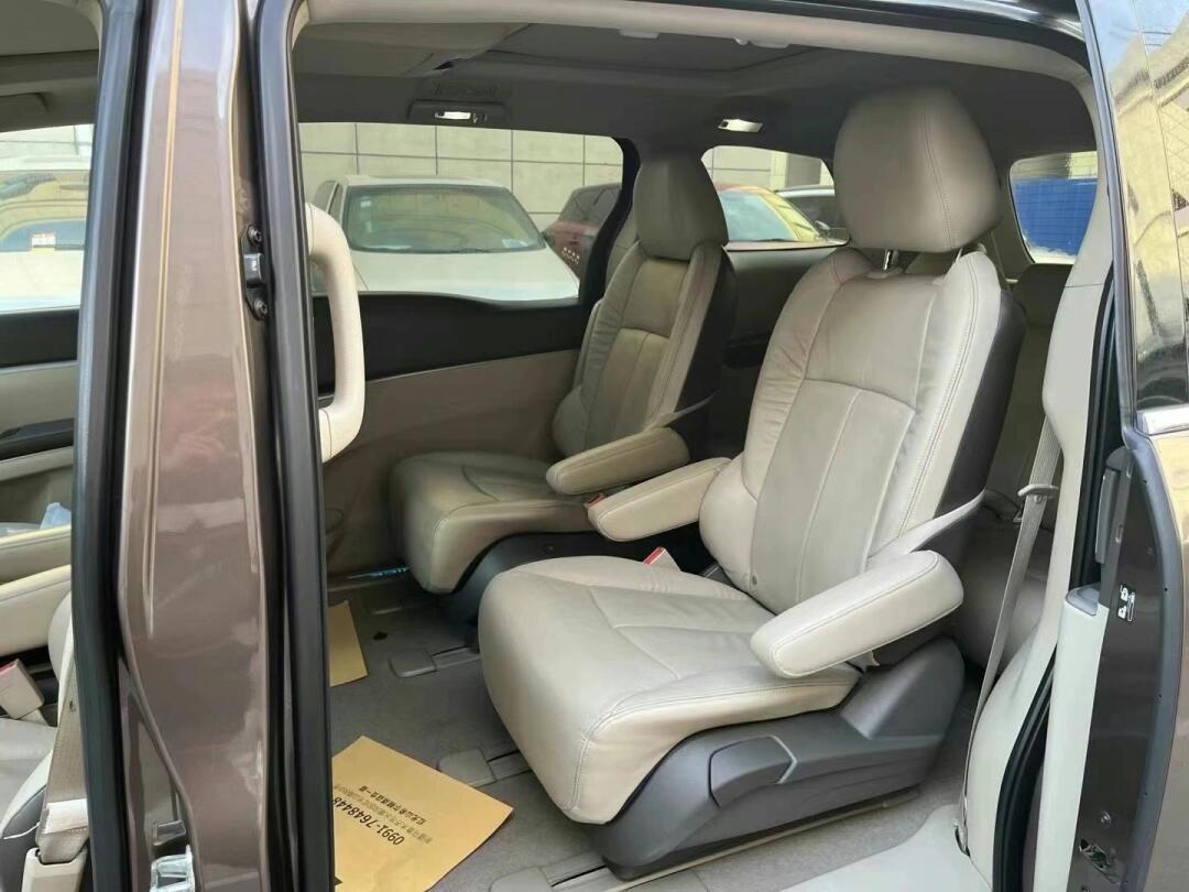 13年3月,7座商务别克gl8,3.0xt豪华商务旗舰版,新车指导价39.