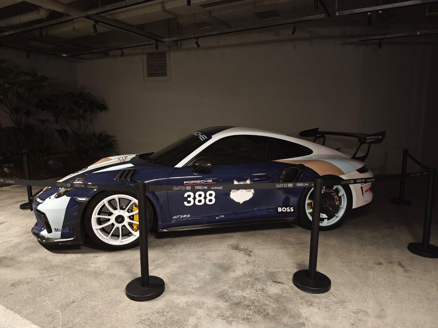 打卡深圳garage超級車庫 氛围超级好,因为来得晚,车还随便停 就是不