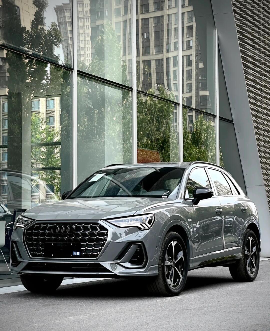 奥迪q3 全新奥迪 q3 中期改款继续保持三维立体雕刻式的车身造型,全新