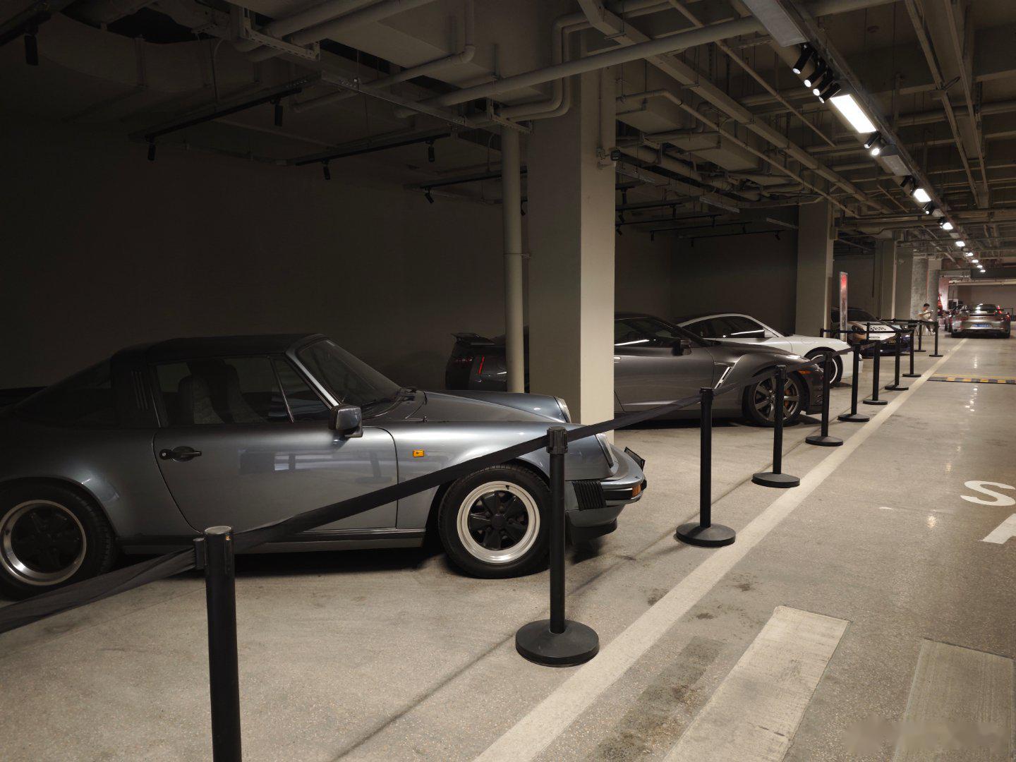 打卡深圳garage超級車庫 氛围超级好,因为来得晚,车还随便停 就是不