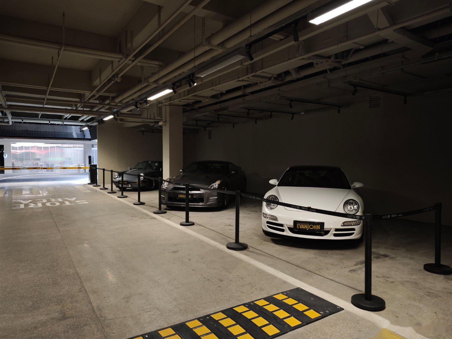 打卡深圳garage超級車庫 氛围超级好,因为来得晚,车还随便停 就是不