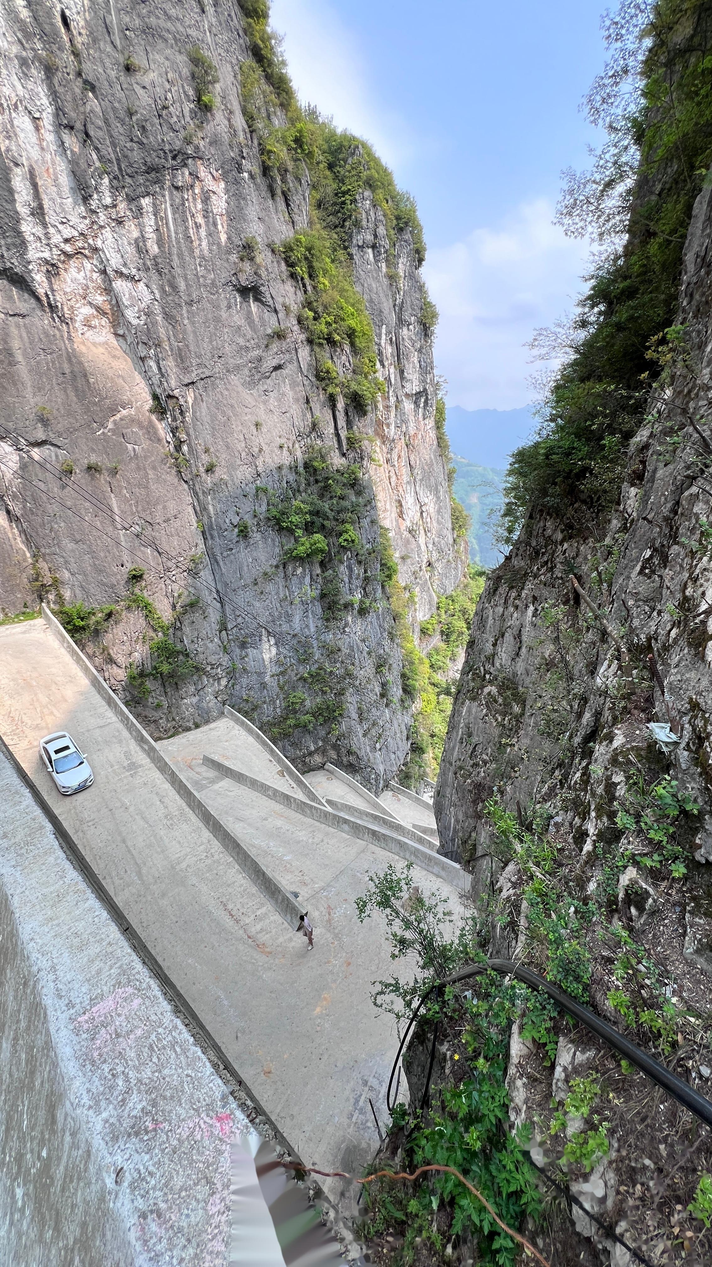 这次令牌石公路的极限挑战,智己l6真的帮助我很多!