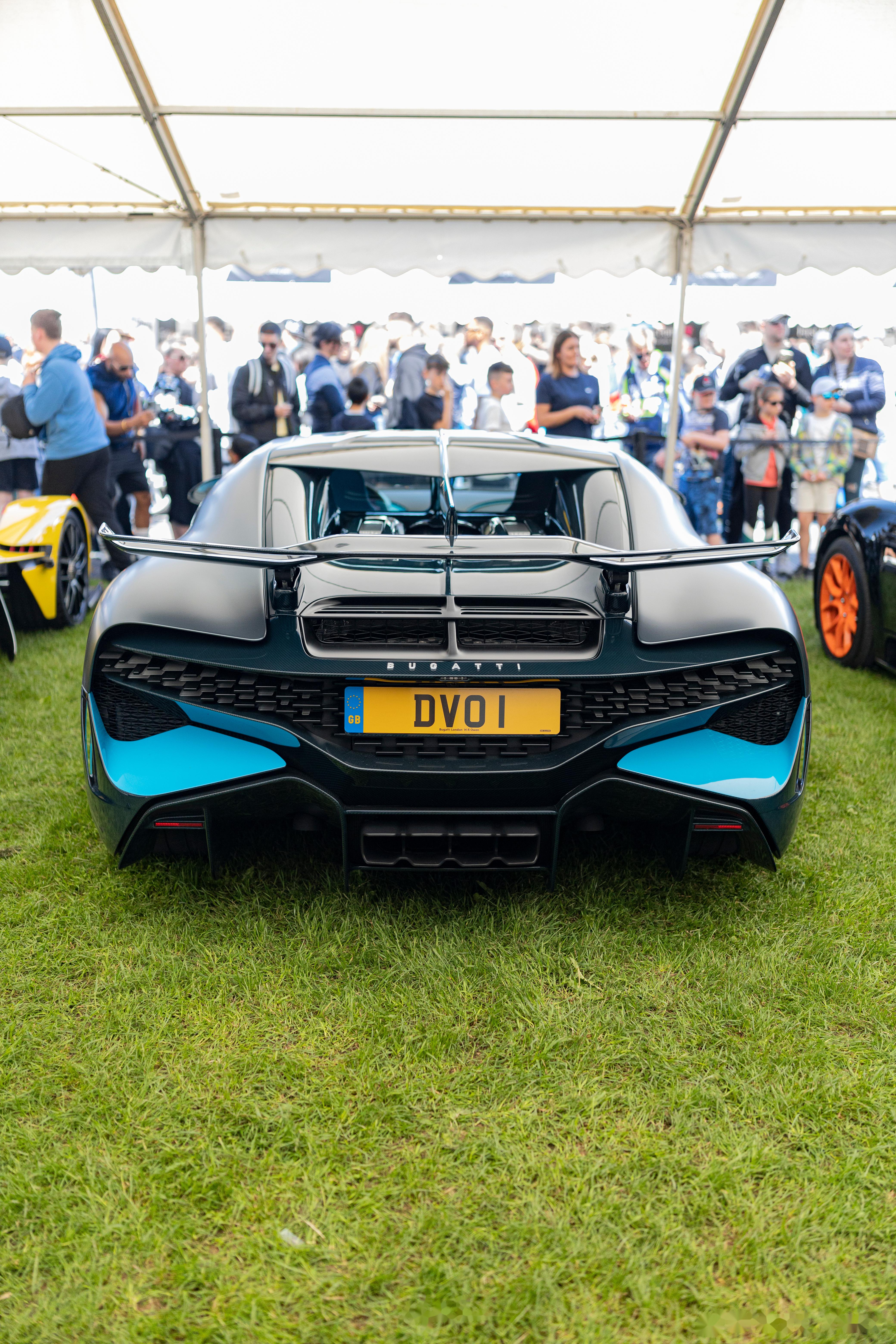 bugatti divo no.001 世界上第一台divo客户车花落英国 相比