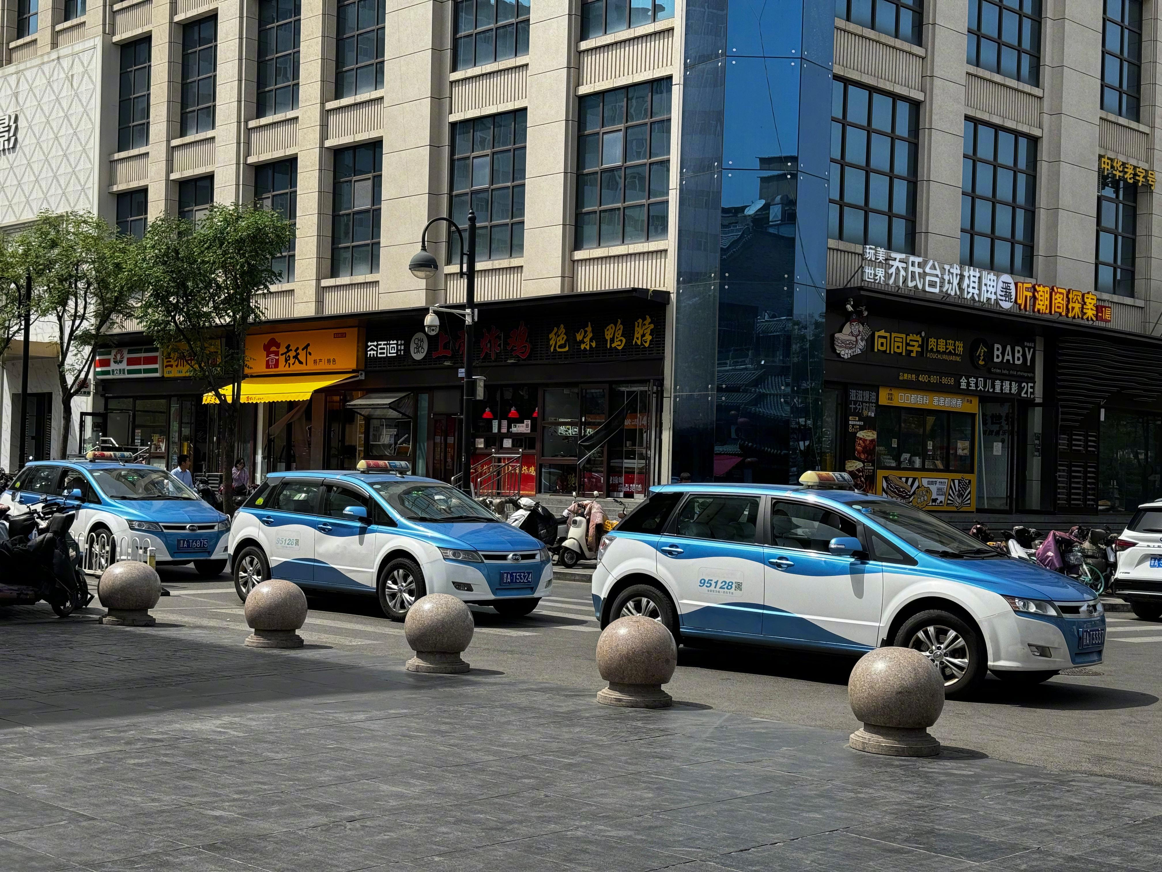恍惚间以为回深圳了,太原出租车和深圳出租车型号是同款啊,颜色都一致