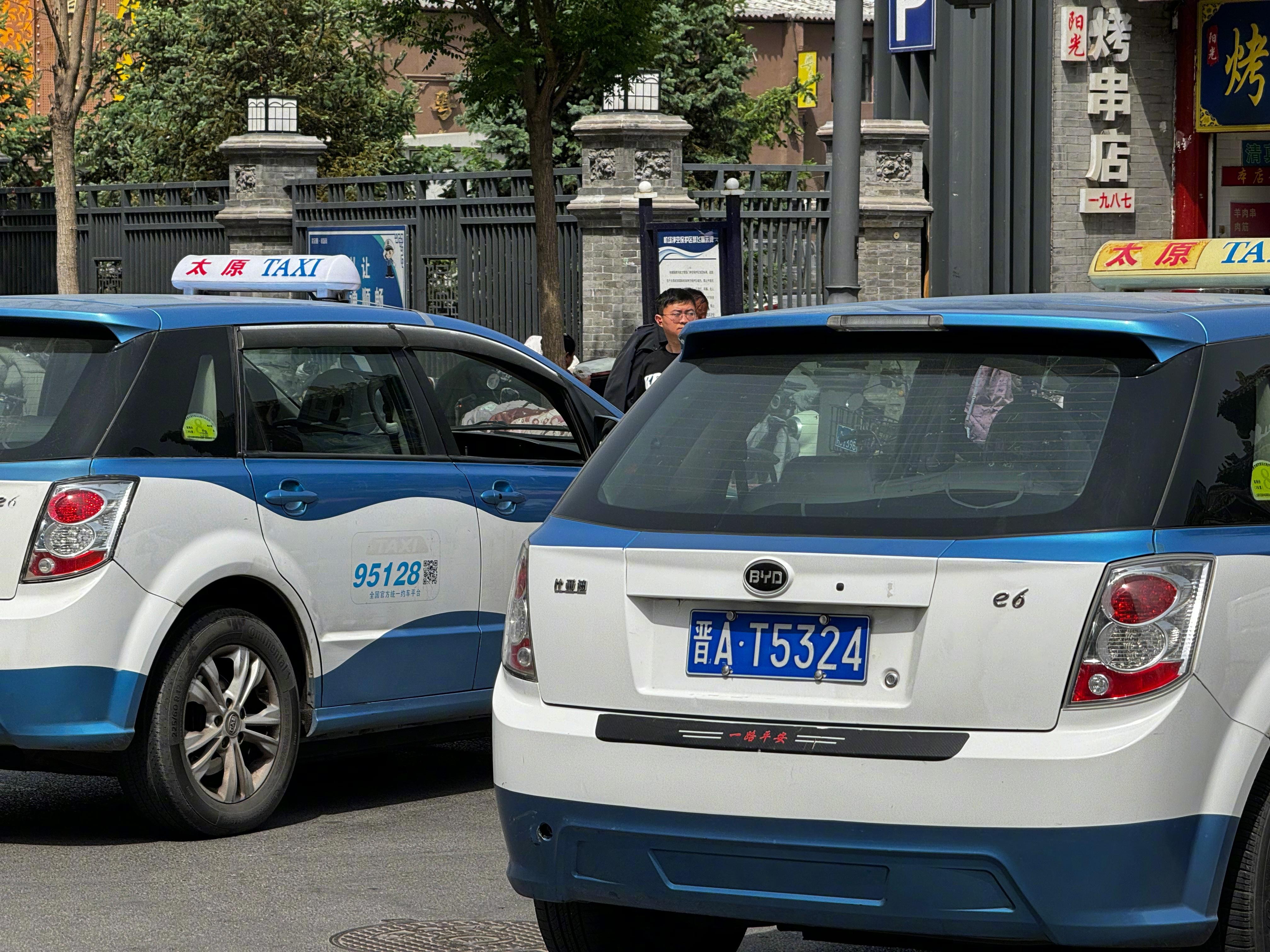恍惚间以为回深圳了,太原出租车和深圳出租车型号是同款啊,颜色都一致