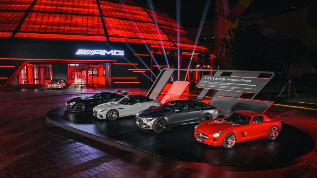 奔驰活动门口摆放的amg家族车型