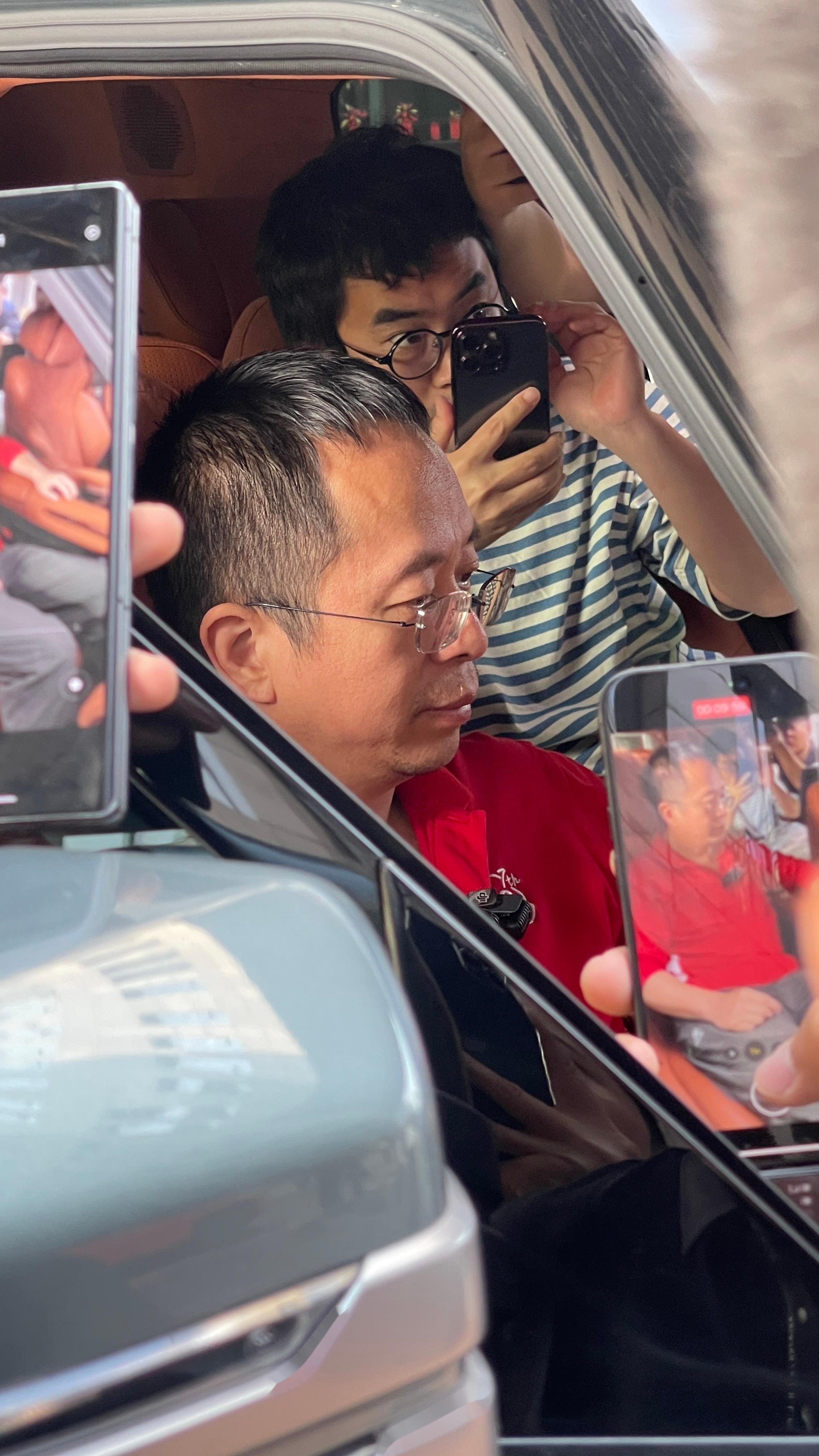 红衣教主,车企轮番自荐,其中仰望汽车的行动力真是嘎嘎快,这不周总