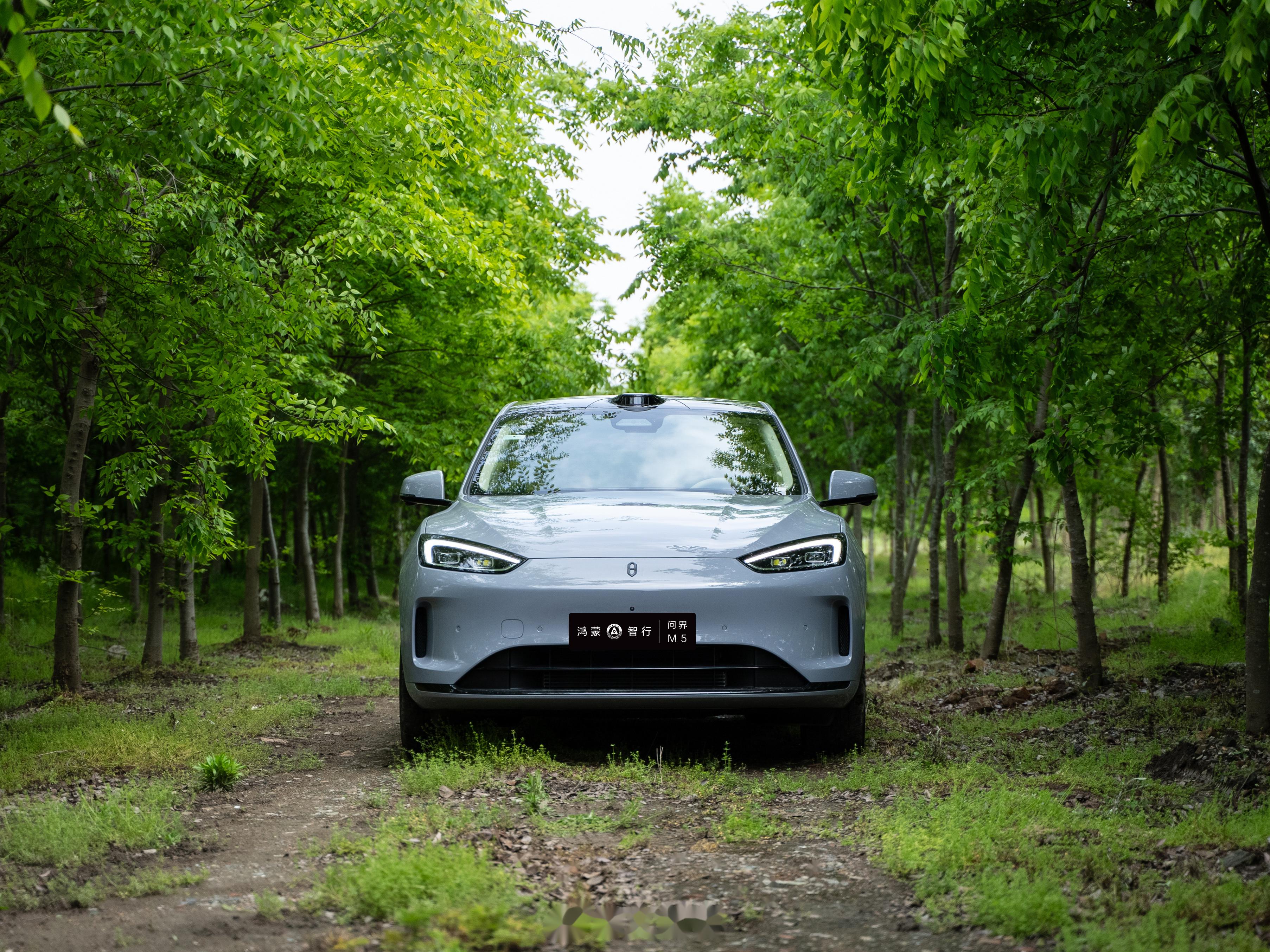 问界 新 m5 的 rs 版本新增了两款专属车漆配色:大都会红和大溪地灰.