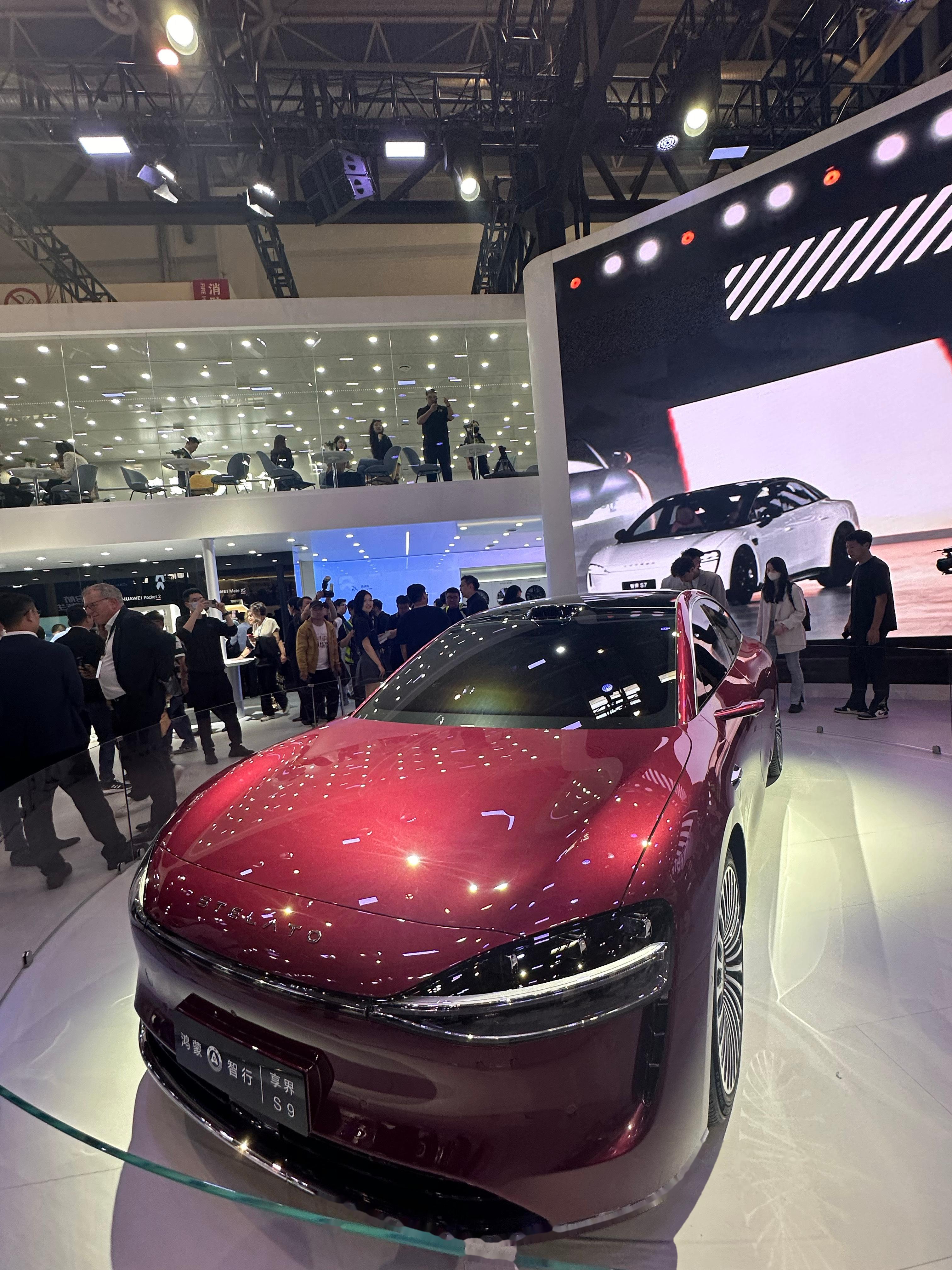 华为这款享界s9行政轿车,我在现场看实车确实蛮好看的,霸道总裁从后排