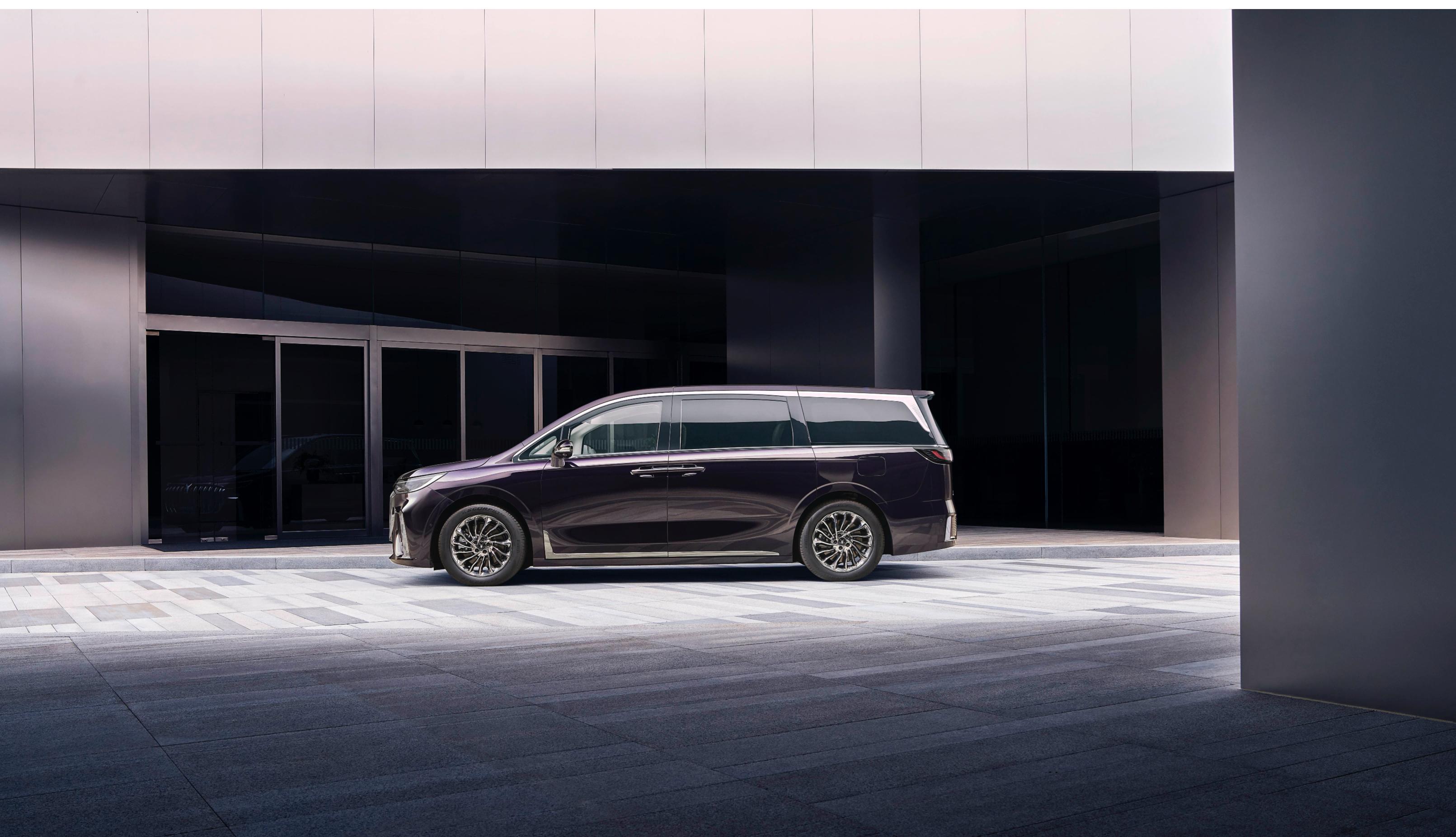 2024岚图汽车春季技术沟通会偶遇别克品牌日发布gl8陆尊phev.