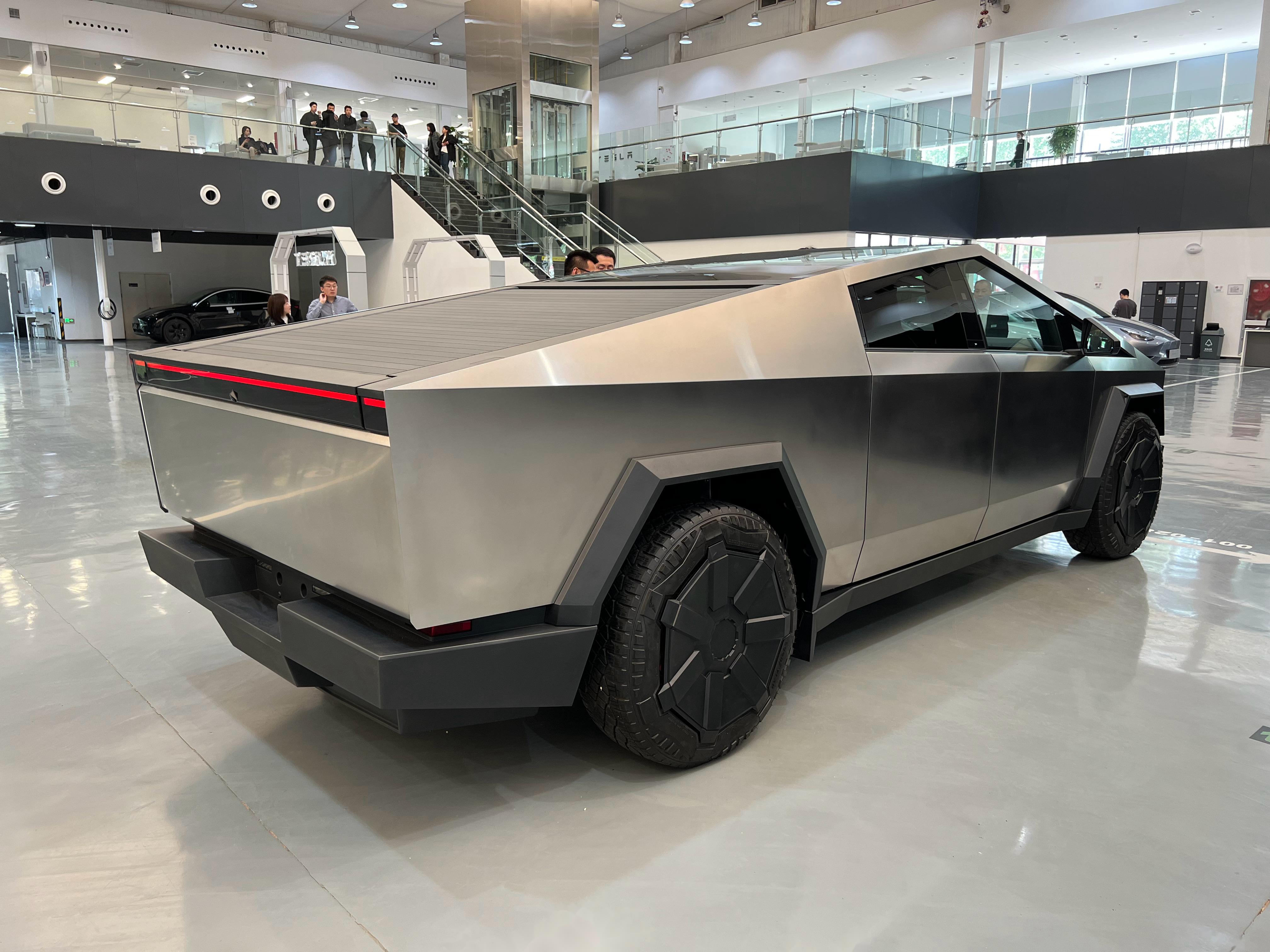 第一次看特斯拉 cybertruck!这也太帅了吧! 看车头没啥感觉,来到车侧