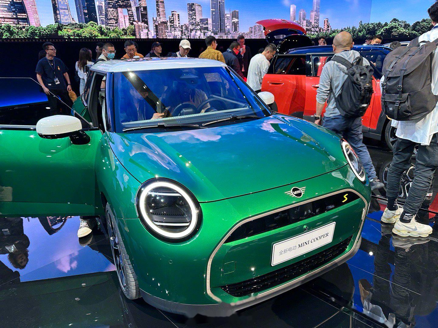 宝马集团之夜,全新纯电mini cooper亮相!绿色是mini的经典配色,加上