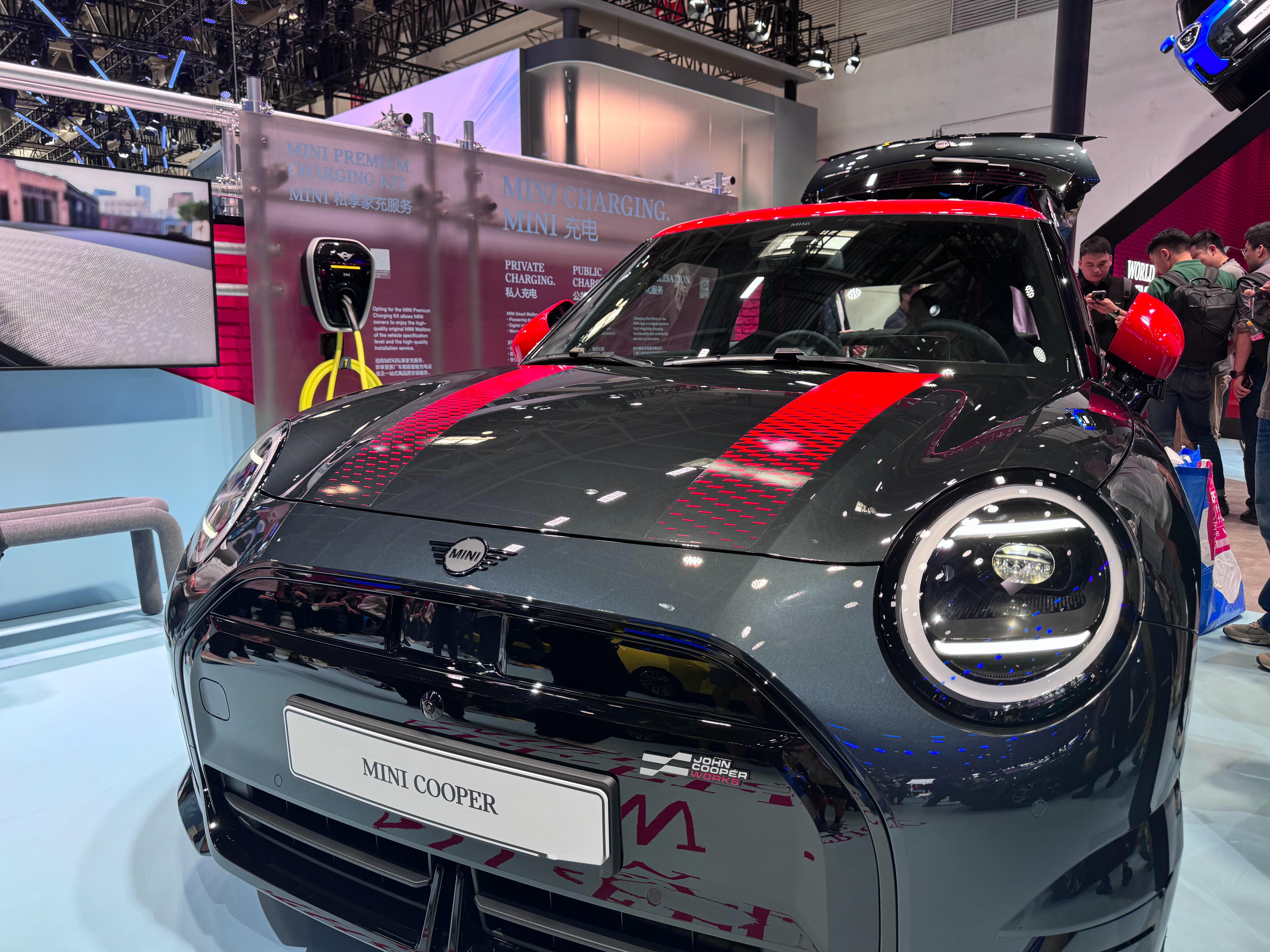 纯电版mini北京车展亮相了,围着车转了两圈,发现个好玩的事情.