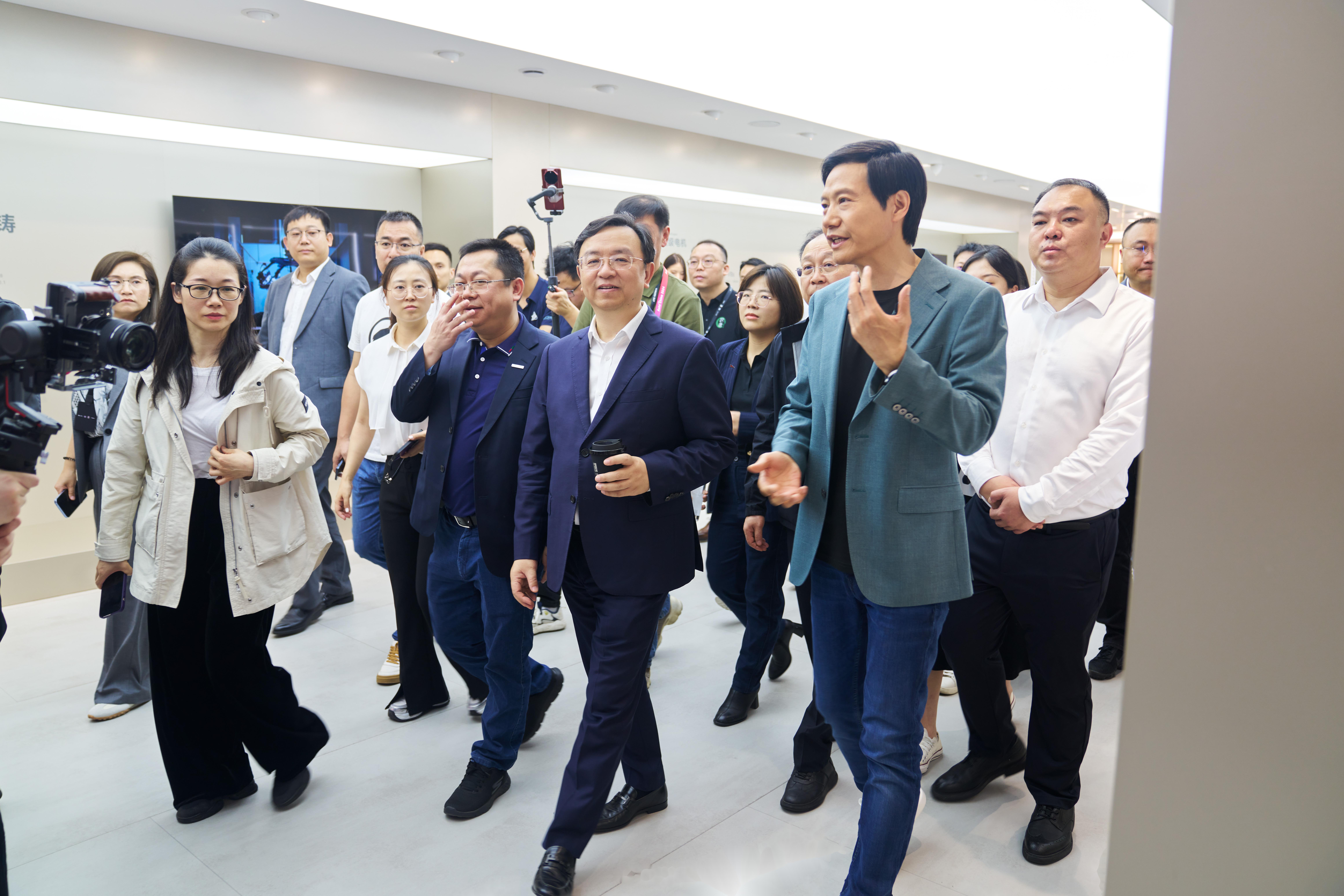 这两天的北京车展看点十足~ 昨天雷军去了比亚迪的展台,今天 两位科技