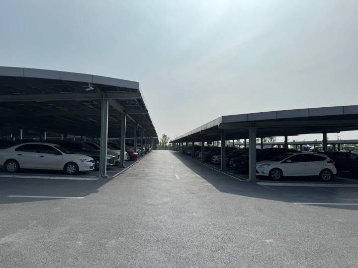 把停在蔚来f2工厂的停车场了,第一反应有遮阳,挺好的
