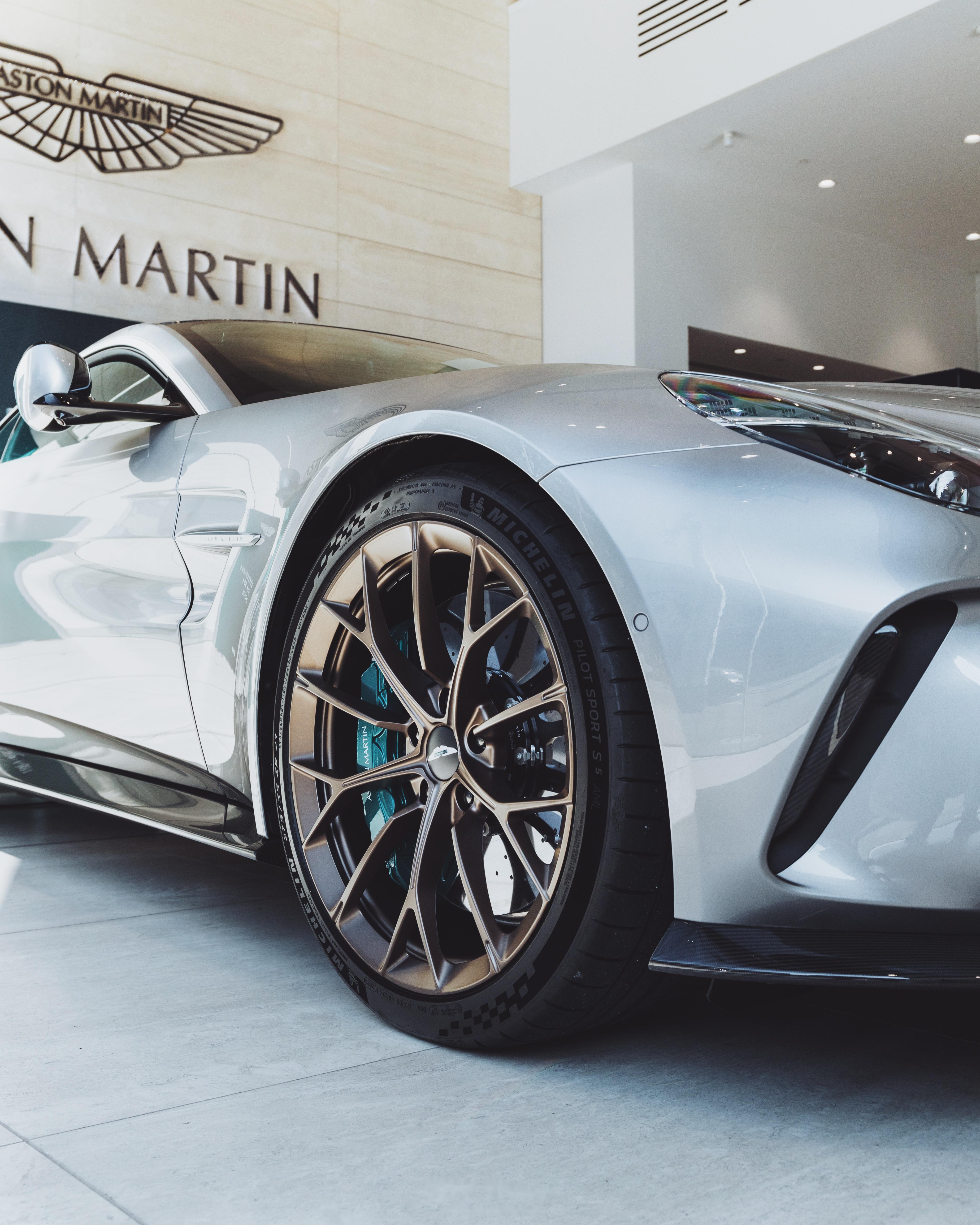 新一代阿斯顿马丁vantage 我对新vantage 的感受和之前发db12的时