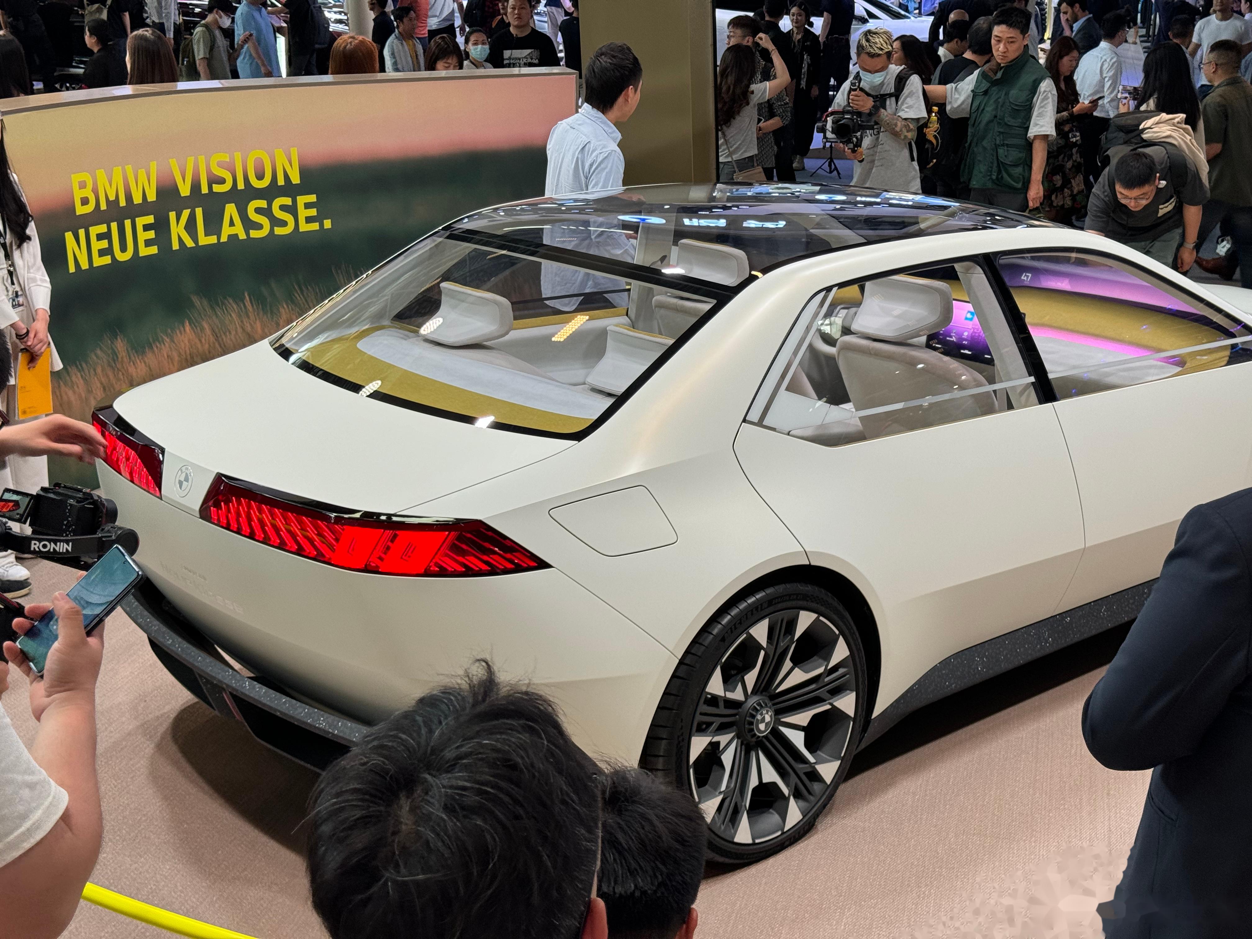 宝马展台人真多 p1-4是新世代概念车,计划2026年上市