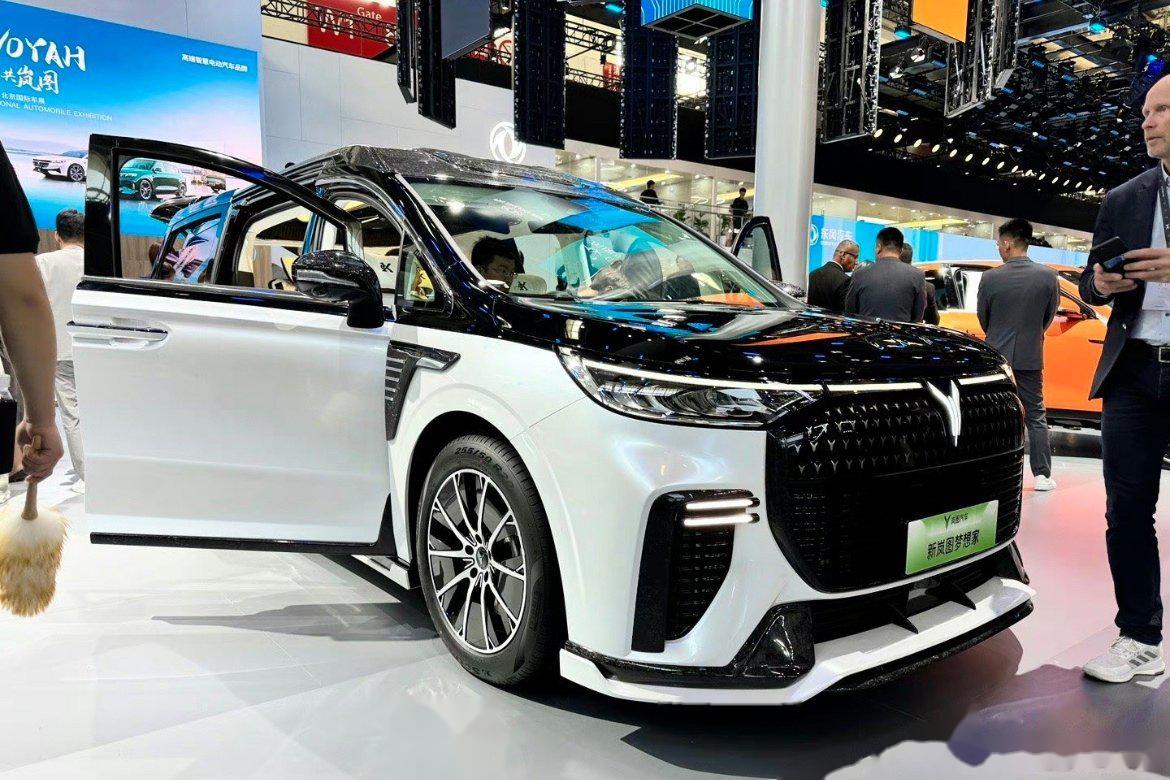 岚图汽车闪耀北京国际车展 岚图汽车在近期的北京国际汽车展览会上大