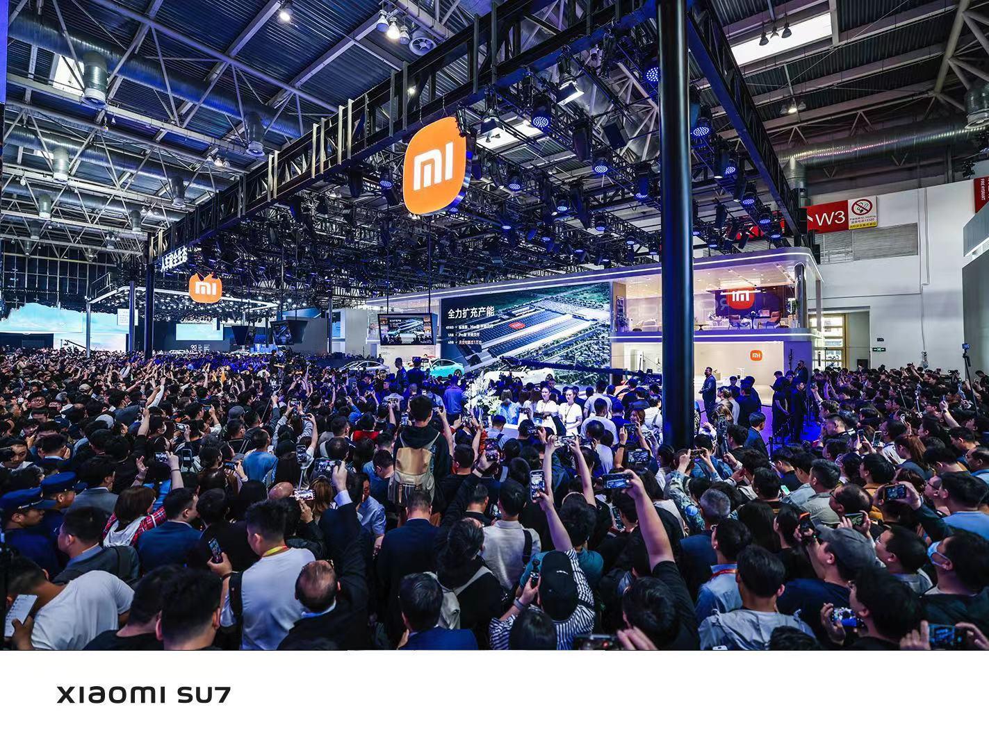 这次北京车展小米汽车展台可以说是热度最高的了,雷总的走到哪都是围