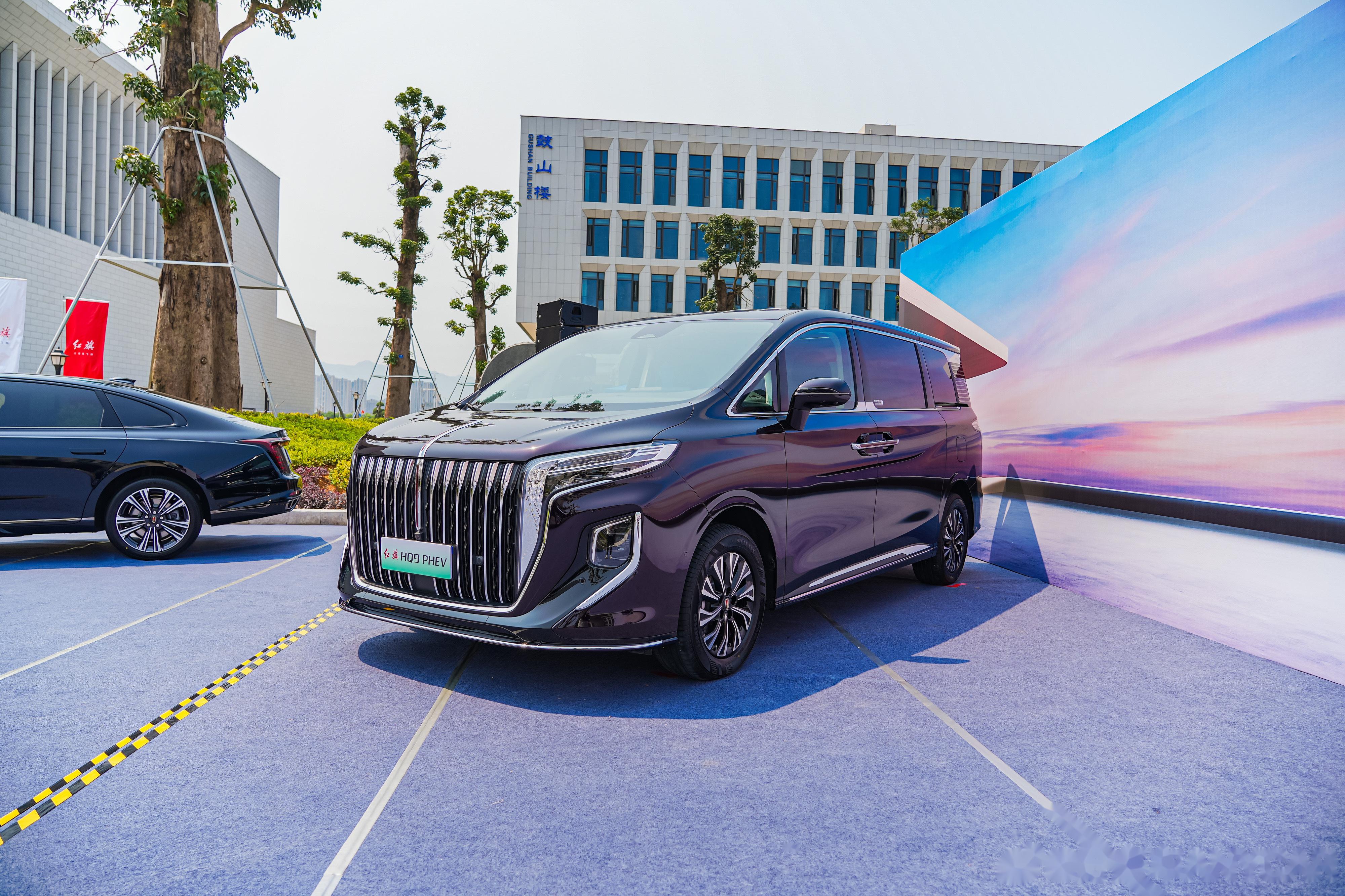 红旗hq9作为一款高端mpv车型,在本次车展中以其东方豪华旗舰mpv的身份