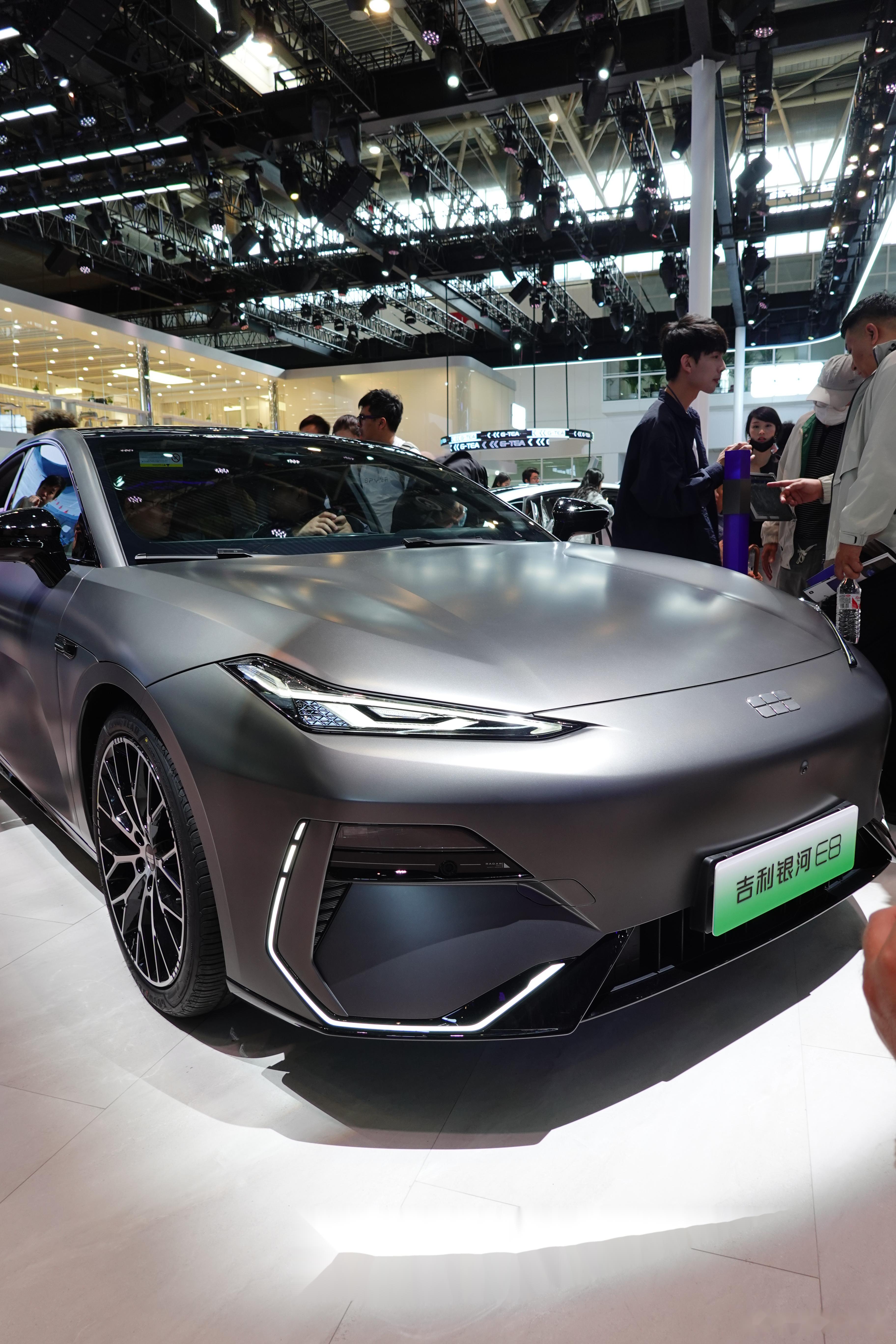 北京国际车展,现在热闹的都是国产车的展台,展台设计上领克的最酷炫