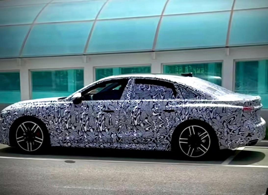 新一代a4l,也就是更名后的新一代a5l,厚重感很强,快赶