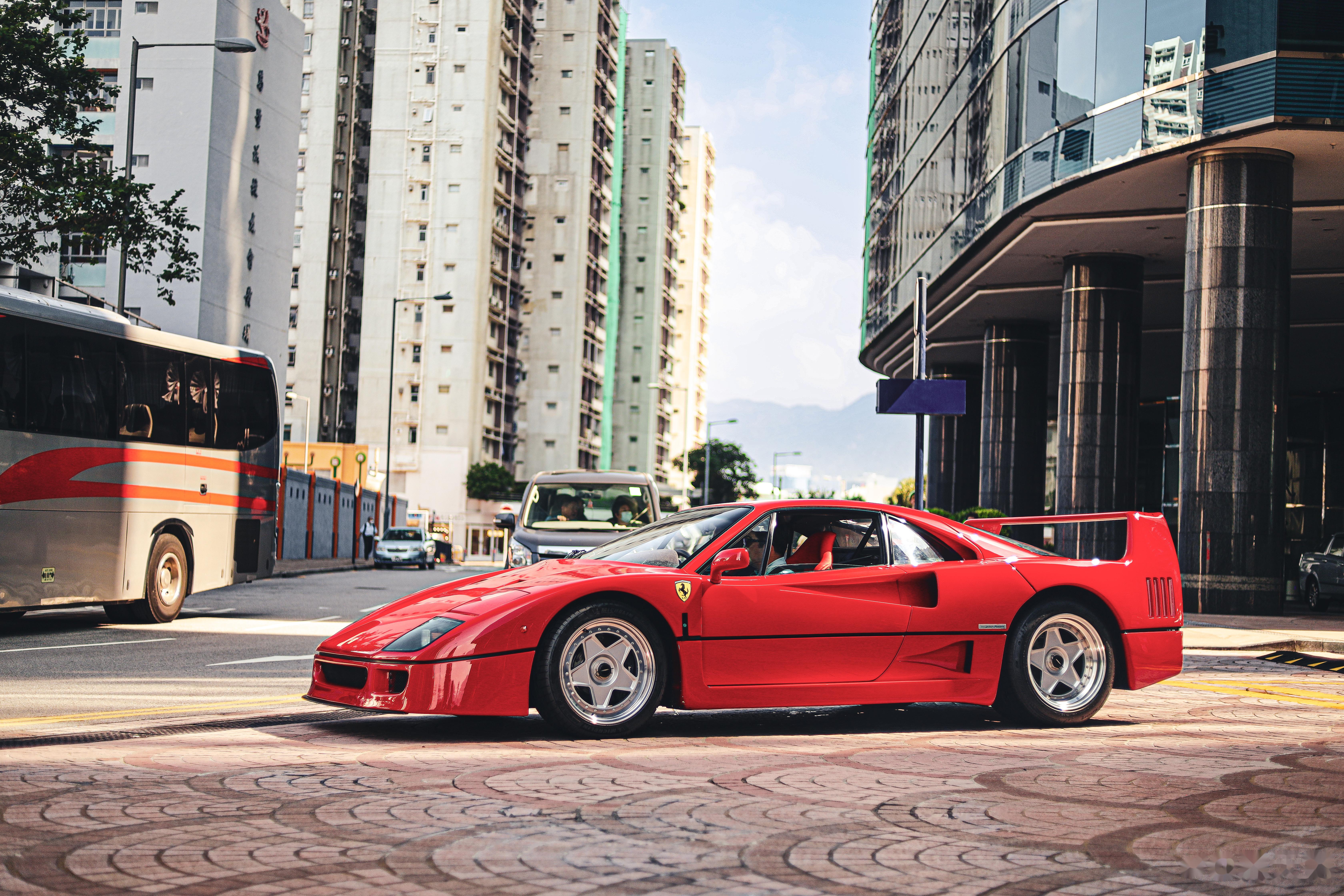 法拉利f40 为庆祝法拉利40周年诞生的作品,恩佐·法拉利亲自参与设计.