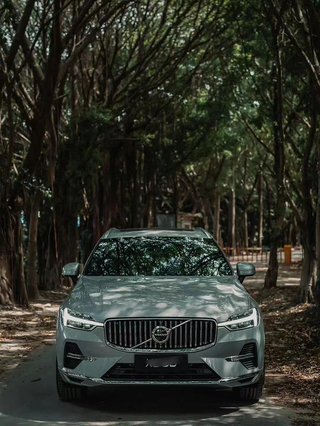 沃尔沃xc60 外观方面,它采用熏黑式前格栅搭配雷神之锤式led大灯组