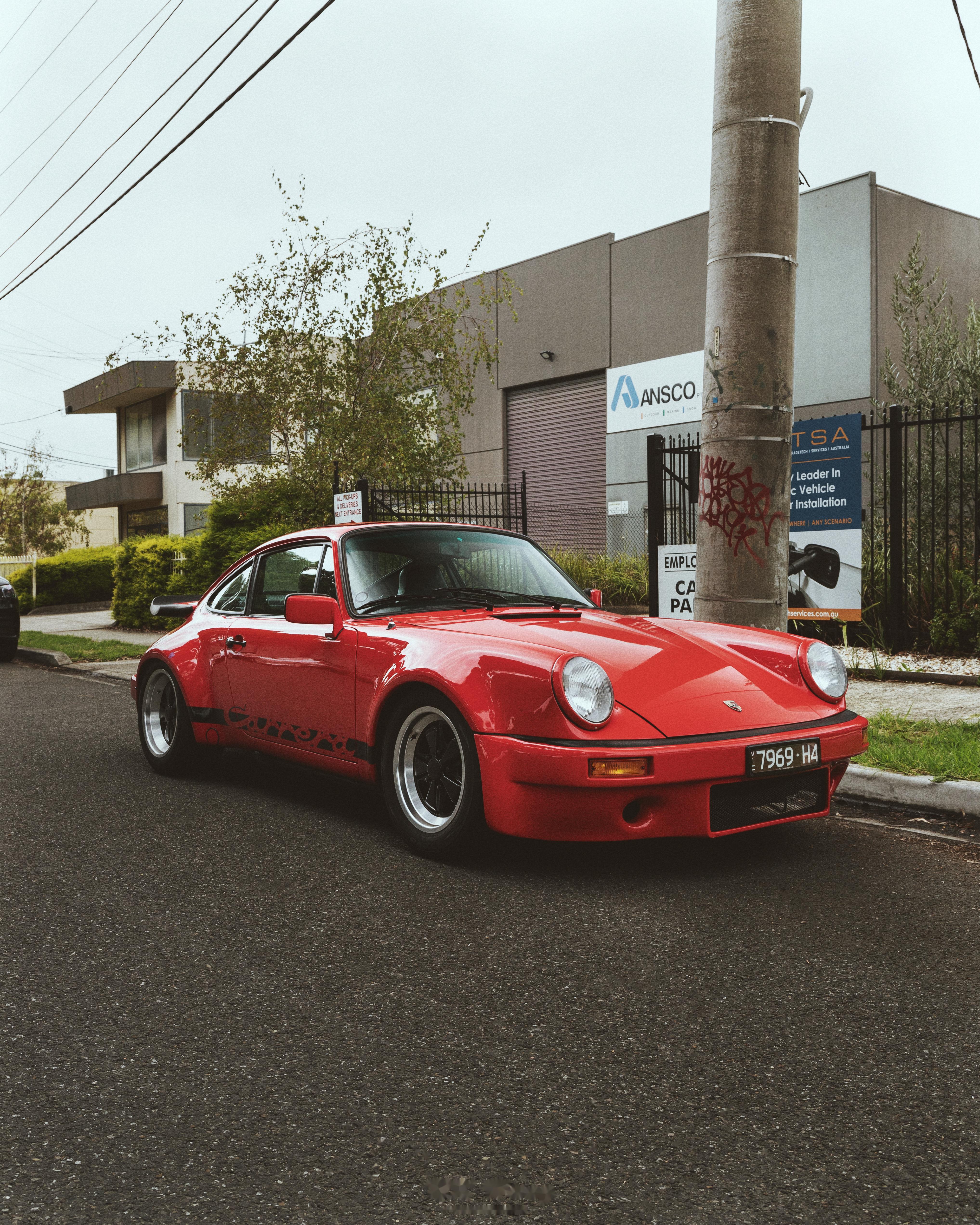 最近拍摄的一台很特别的风冷保时捷 这原本是一台g model的911 sc